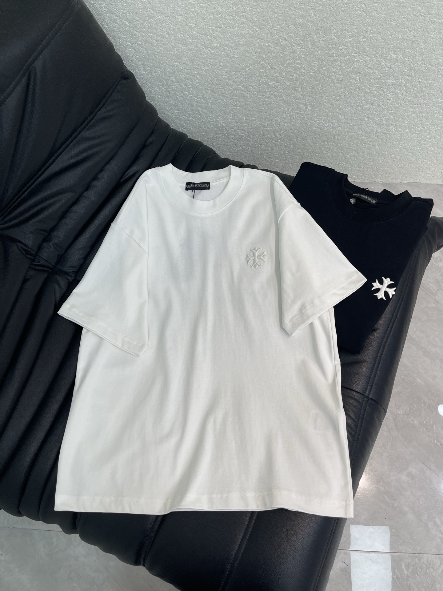 NO:833661,Chrome Heart* Chrome Heart 26 new three-dimensional simple cross letter embroidery round neck short-sleeved T-shirt, exquisite craftsmanship pure cotton fabric, fusion of top elements, classic short-sleeved 3-label complete, trendy men's fashion, both upper body comfort and existence are unparalleled, it can be said to be a must-have companion in summer, excellent breathability and comfortable wearing feeling are unparalleled ~ recommended!  !  A timeless design item suitable for all seasons. Classic style, decorated with the classic Meng family logo on the chest. It looks good on the outside and inside. It is the same style for men and women. Highly recommended!  S-XL,,chrome hearts,chrome hearts,T-shirt,tees,t-shirt,19860909Chrome Heart*克罗心26新款立体简约十字架字母刺绣圆领短袖T恤,精致工艺纯棉面料,顶级元素融合打造,经典短袖3标齐全,潮男时尚,无论是上身舒适度还是都是无可比拟的存在,可以说是夏日必备良伴,优秀的透气性和舒适的穿搭感都是无可比拟的~推荐！！适合各种季节的隽永设计单品.经典款式,胸前饰有经典蒙家标识,外穿内搭都好看,男女同款,强烈推荐！S-XL,,chrome hearts,chrome hearts,T-shirt,tees，t-shirt,,Women's clothing