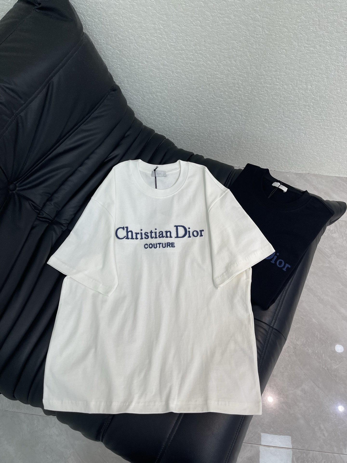 NO:833656,Dio*26 new classic style short-sleeved T-shirt with velvet simple letters and large logo embroidery on the chest, cotton blended terry jersey fabric, full logo jacquard towel highlighting the classic Obliave flower, with S-pattern round neck and topstitching, unique style, decorated with obliqve jacquard all over, can control various styles!  Whether it is upper body comfort or unparalleled existence, it can be said to be a must-have companion in summer. Its excellent breathability and comfortable wearing feel are unparalleled ~ recommended!  !  Same style for men and women!  S-XL,,dior,T-shirt,tees,t-shirt,19860909Dio*26新款经典款 胸前丝绒简约字母大logo刺绣短袖t恤,棉质混纺毛圈平纹针织面料,满Logo提花毛巾突显经典的 Obliave花,搭配s纹圆领和缉面线,别具一格,通体饰以 obliqve 提花,能驾驭各种造型风格！无论是上身舒适度还是都是无可比拟的存在,可以说是夏日必备的良伴,优秀的透气性和舒适的穿搭感都是无可比拟的~推荐！！男女同款！S-XL,,dior,T-shirt,tees，t-shirt,,Women's clothing