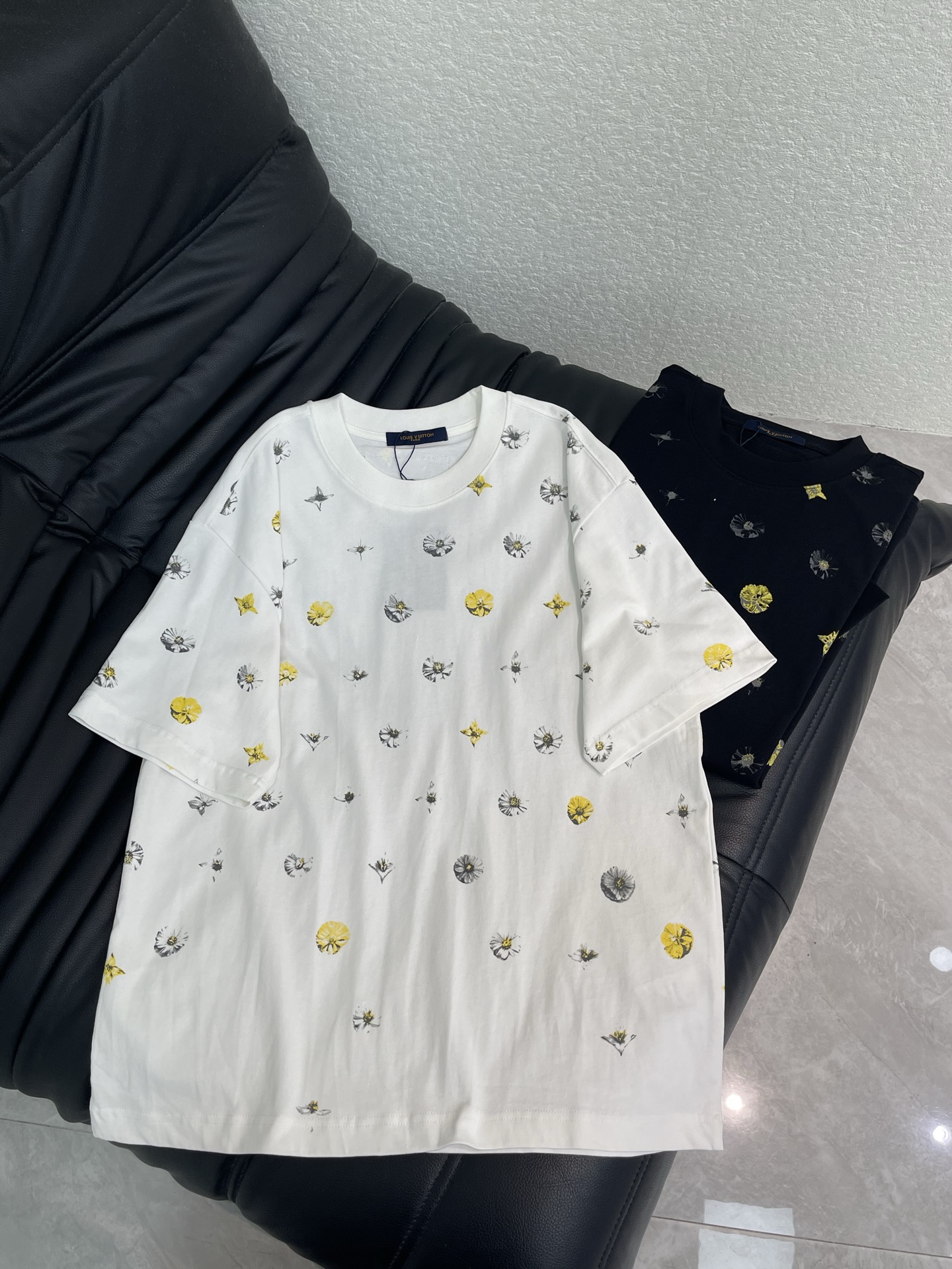 NO:833667,Louis Vuitto*26 new daisy flower jacquard all-over embroidered round neck short-sleeved T-shirt, same style for men and women!  Synchronized with the official website, pure cotton fabrics at the counter!  Classic and simple logo design, high-gram heavy-wash pure cotton fabric, pure cotton is breathable, very refreshing and comfortable for daily wear. The rib knitting on the neckline is smooth and tight, and the neckline will not be skewed if you toss it at will. The loose version, you will find that it really looks good on the upper body, the overall is minimalist and neat, super versatile for daily wear!  Pair it casually with a pair of pants for a youthful look. A T-shirt will make your outfit crazy. It is a fashionable item that can never go wrong!  S-XL l,,louis vuitton,T-shirt,tees,t-shirt,19860909Louis Vuitto*26新款雏菊花朵提花满印刺绣圆领短袖T恤,男女同款！官网同步,专柜纯棉面料！经典简约logo设计,高克重洗水纯棉质面料,纯棉透气,日常穿着非常清爽穿感舒适,领口的罗纹针织平整紧密,随意折腾都不会领口歪斜,宽松版型,上身你就会发现真的好好看,整体极简利落,超级日常百搭！随随便便搭配一条裤子就是青春的样子,一件t恤就能为你的穿搭疯狂,绝不会出错的时髦单品！S-XL l,,louis vuitton,T-shirt,tees，t-shirt,,Women's clothing