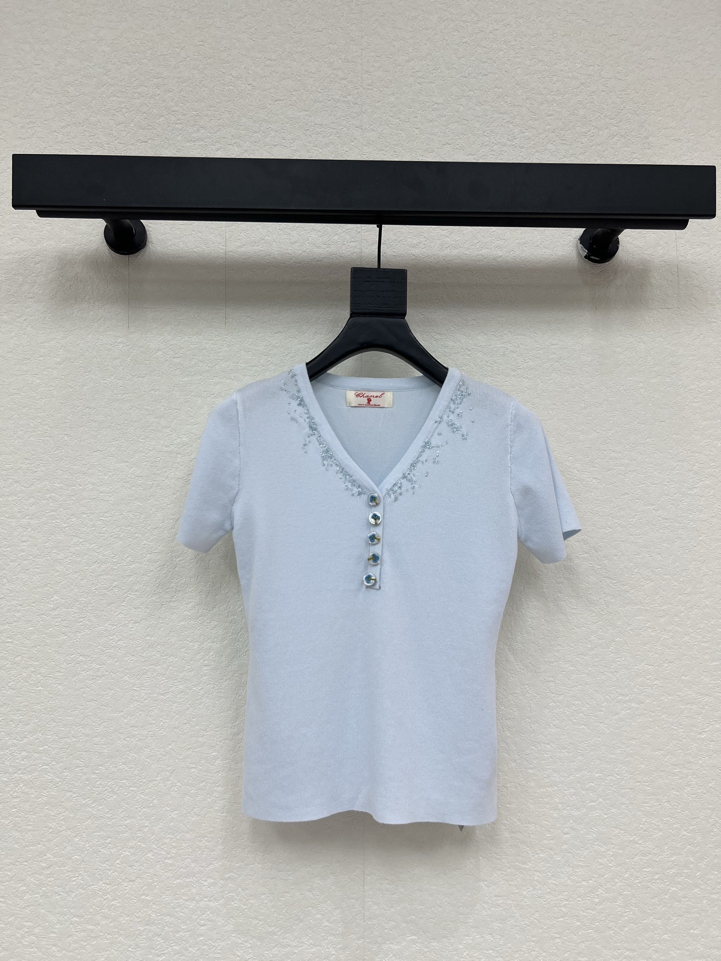 NO:827359,Chane*26 new heavy-duty beaded short-sleeved sweater, rich-style outfit, custom-made buttons, hand-beaded design, super stretchy fabric!  The classic colors are both everyday and high-end, a must-have for daily wear!  SML,,chanel,T-shirt,19860909Chane*26新品重工订珠短袖针织衫 千金风穿搭 订制纽扣 手工订珠设计 面料弹力超级好！ 经典颜色都是日常又高级, 日常穿搭必备！ SML,,chanel,T-shirt,,Women's clothing