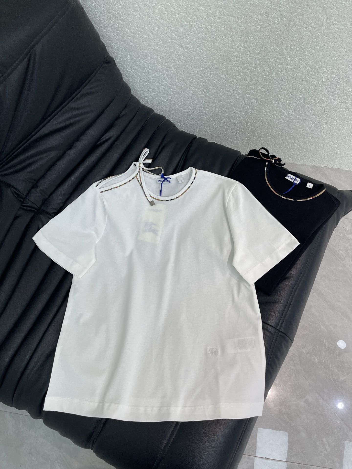 NO:832975,Burberr*26 new spring and summer BBR strappy trim short-sleeved T-shirt. Neck strap + brand plaid trim. The bow shape is very recognizable. It is OK for daily outings or commuting. It is full of sophistication and looks great with jeans or skirts. Easily switch between multiple styles! Two colors SML, burberry, skirts, jeans, T-shirt, tees, t-shirt,19860909Burberr*26春夏新款BBR绑带饰边系带短袖T恤 领口绑带+品牌格纹饰边 蝴蝶结造型超有辨识度 日常出街或通勤都很OK 精致感拉满,随便搭牛仔裤或半裙都很出彩 轻松切换多种风格! 两个色SML,,burberry,skirts,jeans,T-shirt,tees，t-shirt,,Women's clothing