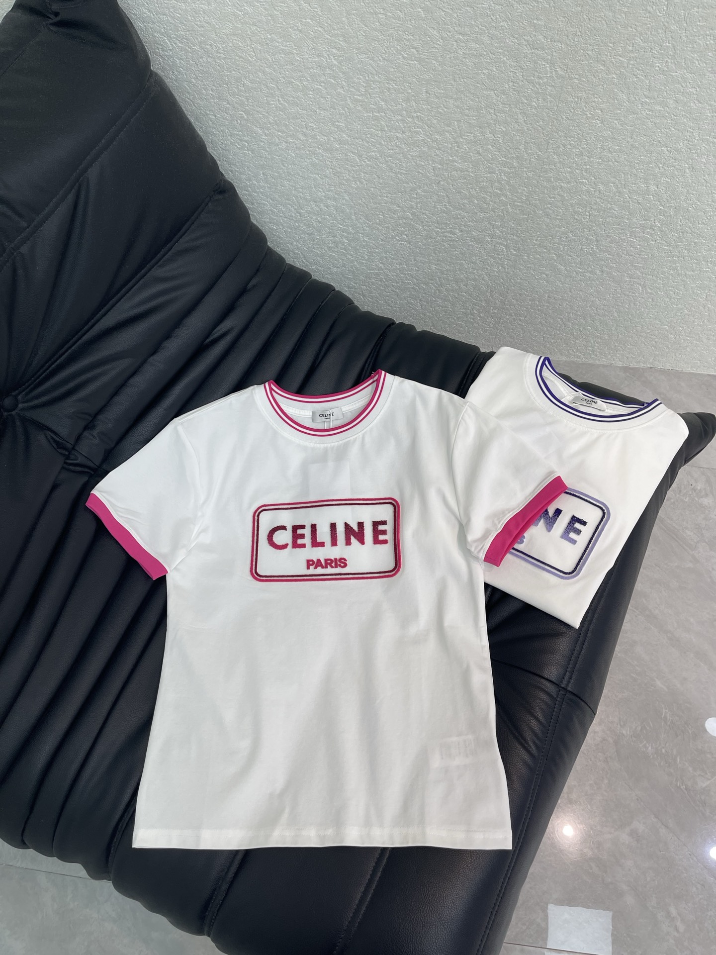 NO:832936,Celin*26 new toothbrush embroidered square letter short-sleeved T-shirt. Made of pure cotton. The fabric is soft and comfortable. Contrast color round neck design. Gradient toothbrush embroidered letters in the middle. Perfect details. Straight version. Versatile upper body, slimming. Brand style online. High quality√high version√complete with three standards√SML,,celine,T-shirt,tees,t-shirt,19860909Celin*26新款牙刷刺绣方形字母短袖T恤 采用纯棉材质 面料柔软舒适 撞色圆领设计 中间渐变牙刷绣字母 细节满分 版型直筒 上身百搭显瘦 品牌格调在线 高品质√高版本√三标齐全√ SML,,celine,T-shirt,tees，t-shirt,,Women's clothing