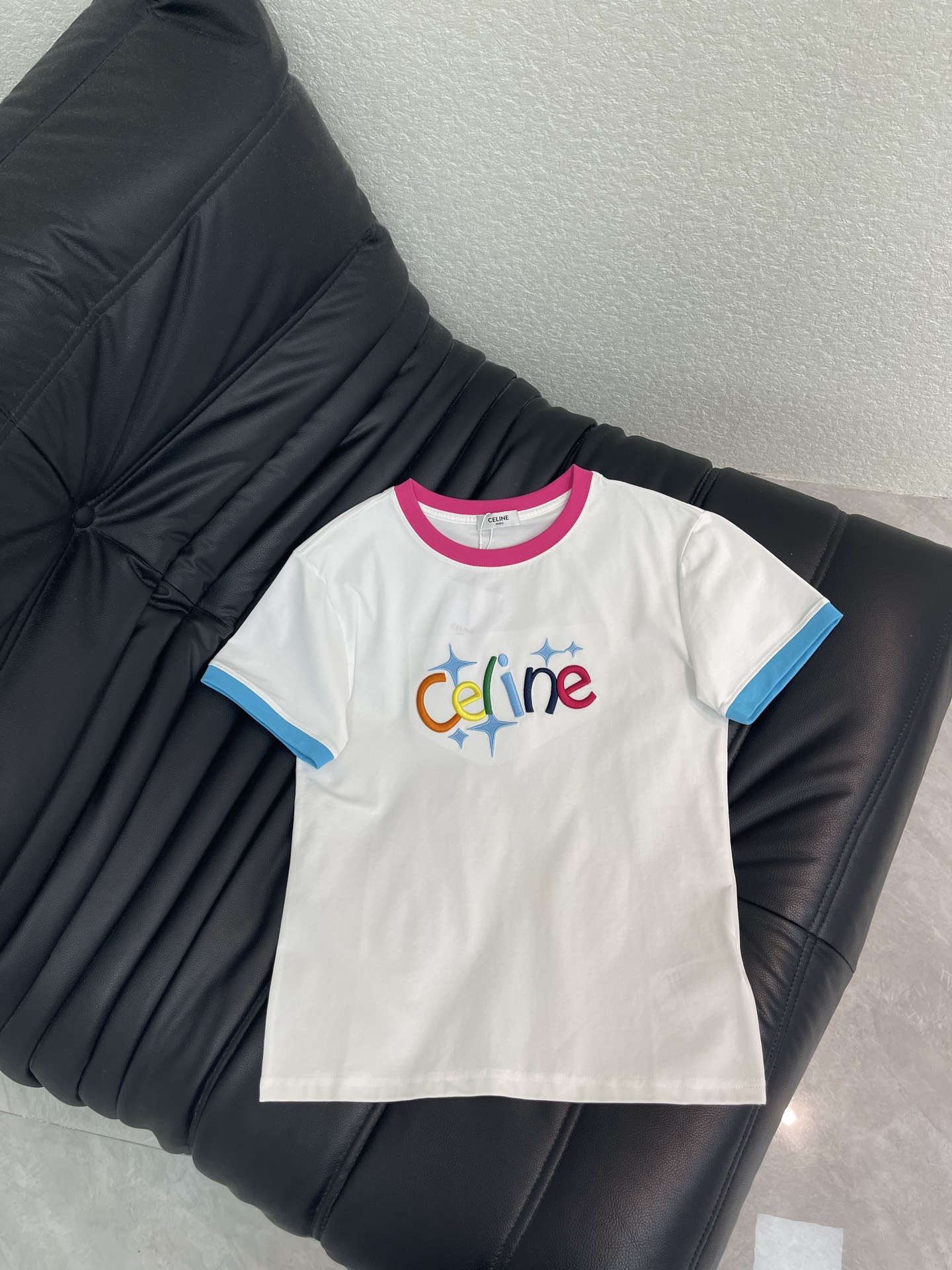 NO:832980,Celin*26 new color embroidered letters contrasting short-sleeved T-shirt. Made of pure cotton. The fabric is soft and comfortable. Contrast color round neck design. Colorful embroidered letters in the middle. Perfect details. Straight version. Versatile upper body, slimming. Brand style online. High quality√High version√Complete three standards√SML,,celine,T-shirt,tees,t-shirt,19860909Celin*26新款彩色刺绣字母撞色短袖T恤 采用纯棉材质 面料柔软舒适 撞色圆领设计 中间彩色刺绣字母 细节满分 版型直筒 上身百搭显瘦 品牌格调在线 高品质√高版本√三标齐全√ SML,,celine,T-shirt,tees，t-shirt,,Women's clothing