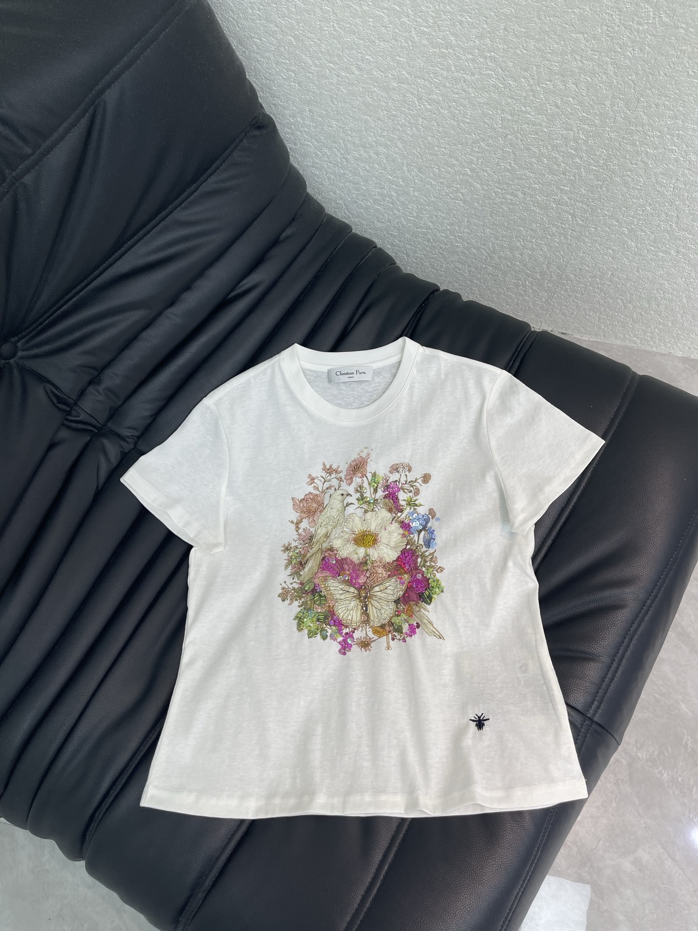 NO:827287,Dio*26 new product, exquisite printed beaded short-sleeved T-shirt, high-end fabric, skin-friendly, breathable and comfortable, iconic letter pattern, low-key and luxurious, reducing the age of girls!  A must-have artifact for Bai Fumei!  The classic version is versatile and easy to wear. It is highly recommended to keep it for yourself!  The quality of workmanship depends on the details SML A,,dior,T-shirt,tees,t-shirt,19860909Dio*26新品精致印花订珠短袖T恤 高订面料 亲肤透气舒适 标志性字母图案低调奢华 减龄少女时代！白富美必备神器！ 经典版型百搭不挑人 强烈推荐自留款！ 做工品质看细节 SML A,,dior,T-shirt,tees，t-shirt,,Women's clothing