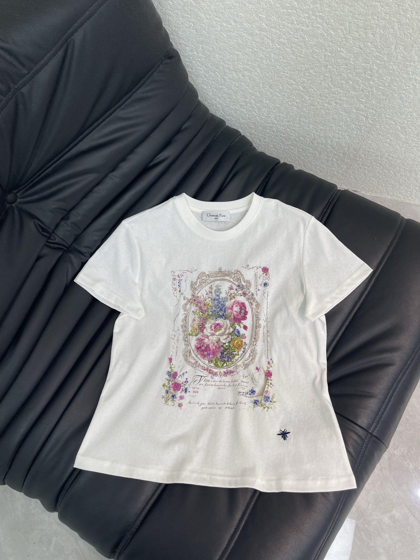NO:840791,Dio*26 new product, exquisite printed beaded short-sleeved T-shirt, high-end fabric, skin-friendly, breathable and comfortable, iconic letter pattern, low-key and luxurious, reducing the age of girls!  A must-have artifact for Bai Fumei!  The classic version is versatile and easy to wear. It is highly recommended to keep it for yourself!  The quality of workmanship depends on the details SML, dior, T-shirt, tees, t-shirt,19860909Dio*26新品精致印花订珠短袖T恤 高订面料 亲肤透气舒适 标志性字母图案低调奢华 减龄少女时代！白富美必备神器！ 经典版型百搭不挑人 强烈推荐自留款！ 做工品质看细节 SML,,dior,T-shirt,tees，t-shirt,,Women's clothing
