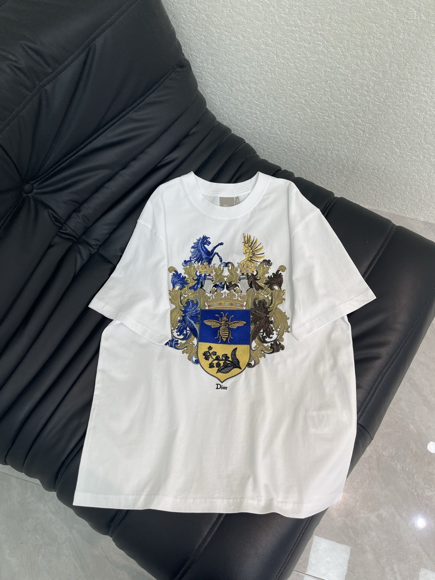 NO:832959,Dio*26 new spring and summer new heavy industry badge heraldic embroidery round neck short sleeves. Three-color embroidery + bee lily of the valley totem. The front center is heavily engineered to create French aristocratic heraldry embroidery, integrating bees, lily of the valley, horses, griffons and other brand iconic elements. CD's century-old French luxury and craftsmanship is a walking work of art worn on the body!  !  Loose fit, same style for men and women!  SML,,dior,T-shirt,19860909Dio*26春夏新款重工徽章纹章刺绣圆领短袖.三色刺绣+蜜蜂铃兰图腾,正面中央重工打造法式贵族纹章刺绣,融合蜜蜂、铃兰、骏马、狮鹫等品牌标志性元素,CD百年法式奢华与匠心工艺,就是一件穿在身上的行走艺术品！！宽松版型,男女同款！SML,,dior,T-shirt,,Women's clothing