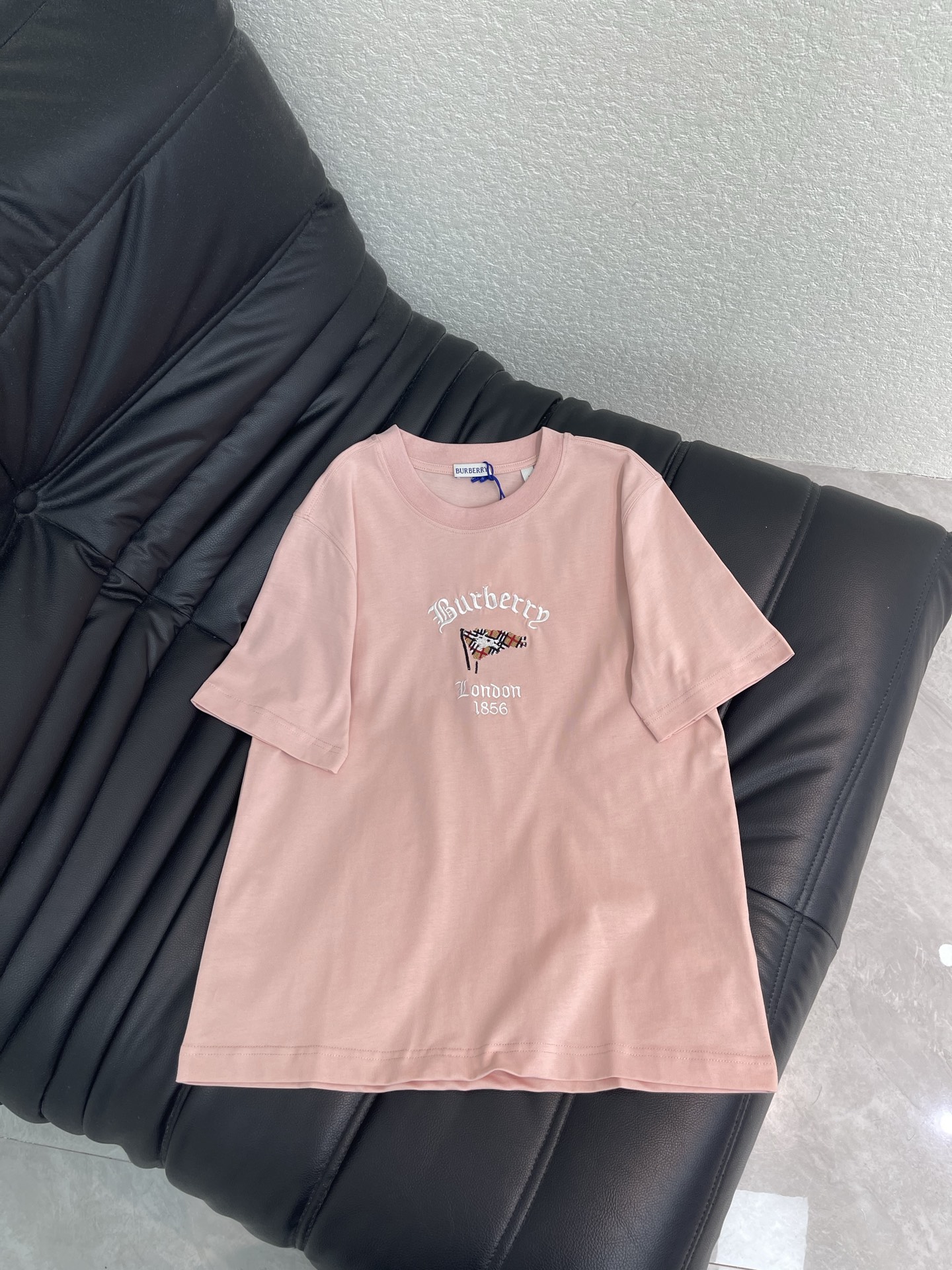 NO:832947,Burberr*26 new spring and summer BBR embroidered short-sleeved T-shirt, plaid flag on the front + brand embroidered words, full of British style, loose fit, strong tolerance, easy to control for daily commuting and leisure. Light pink is gentle and fresh, paired with jeans or short skirts, you can easily get a simple and fashionable look ~ one color SML, burberry, skirts, jeans, T-shirt, tees, t-shirt,19860909Burberr*26春夏新款BBR刺绣短袖T恤 正面格纹旗帜+品牌刺绣字样 英伦风满满 宽松版型 包容性强日常出街通勤,休闲都能轻松驾驭.浅粉色温柔清新,搭配牛仔裤或短裙,轻松get简约时尚look~一个色SML,,burberry,skirts,jeans,T-shirt,tees，t-shirt,,Women's clothing