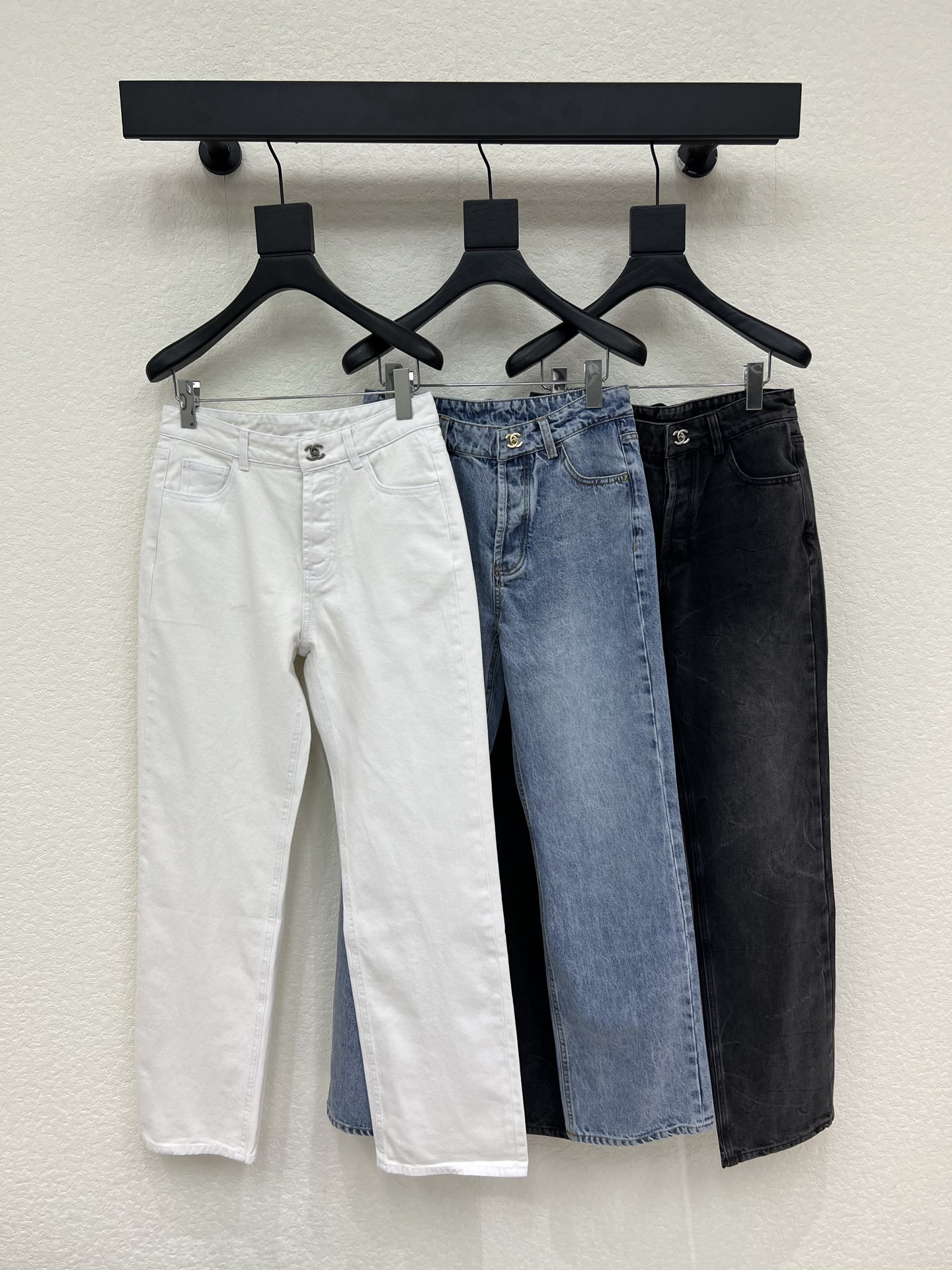 NO:834909,Chane*26 new spring and summer jeans. The 'sensation of luxury' and 'relaxation' are directly welded together. The iconic double C schoolbag buckle at the waist is the soul of the entire pair of pants!  Low-key yet recognizable, Xiaoxiang's nobility can be seen at a glance. It can show its identity without stacking logos. It has a pure milky white tone, which is clean and white. Even sisters with yellow skin can close their eyes. The upper body is refreshing and neat, perfect for all spring and summer outfits. SML,,chanel,jeans,19860909Chane*26春夏新款牛仔裤.直接把「高级感」和「松弛感」焊死了 腰头标志性双C书包扣,是整条裤子的灵魂！低调又有辨识度,一眼就是小香的贵气感,不用logo堆砌也能彰显身份.纯净奶白色调,干净又显白,黄皮姐妹也能闭眼入,上身清爽利落,完美适配春夏的所有穿搭.SML,,chanel,jeans,,Women's clothing