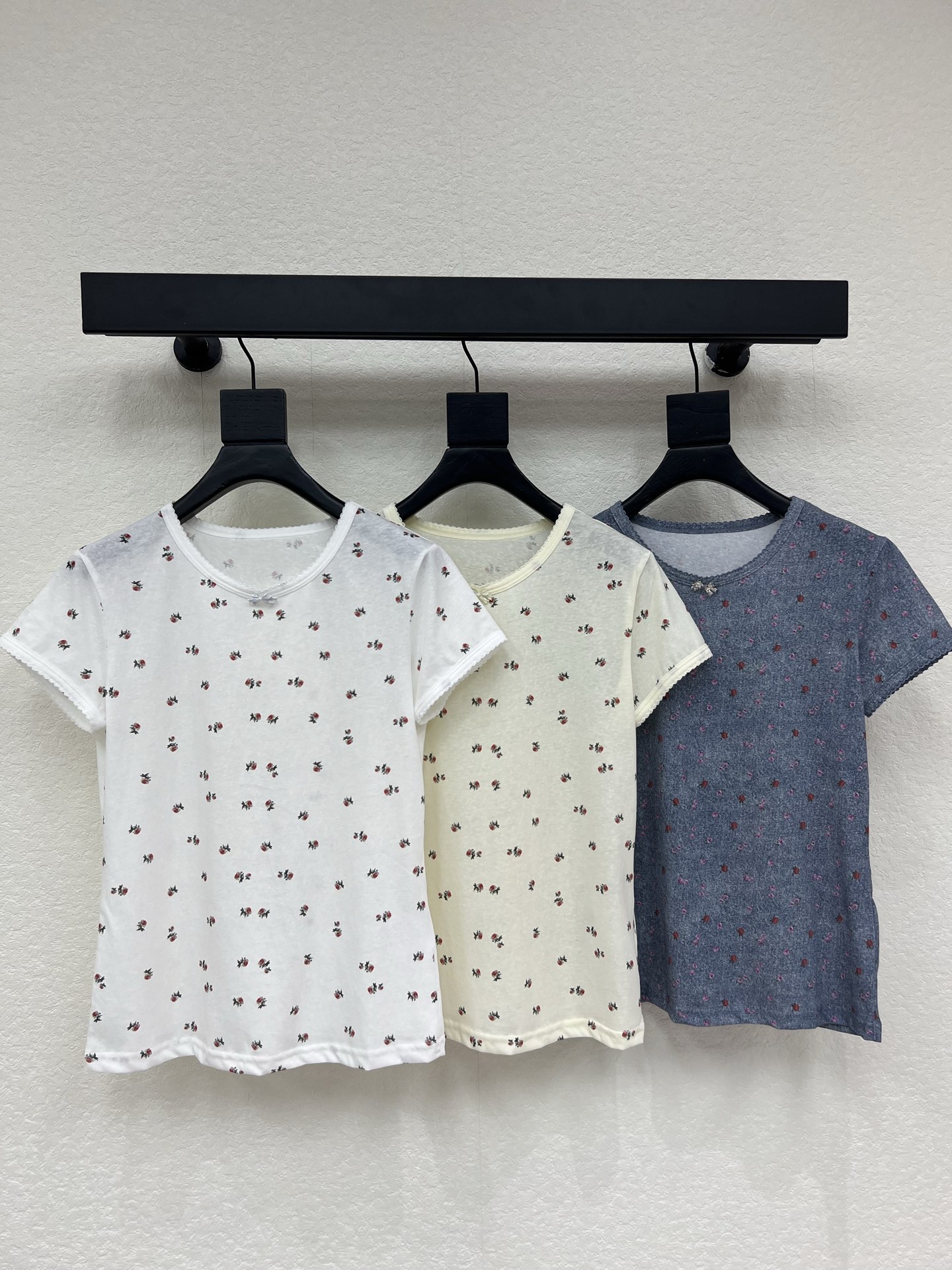 NO:843137,Niche design JORYA 26 new French sweet girl style rose floral short-sleeved T-shirt. Gentle atmosphere. Slim-fitting and slightly elastic right-shoulder short version that fits the body shape neatly. The neckline and cuffs are made with exquisite lace to give it a girly feel. The soft and skin-friendly cotton fabric is breathable and comfortable. The upper body is slim and slim. There is no choice for daily wear with SMLXL, T-shirt, tees, t-shirt,19860909小众设计JORYA 26新品法式甜妹风玫瑰碎花短袖T恤 温柔氛围感 修身微弹的正肩短款版型利落贴合身形 领口和袖口做了精致的花边自带少女感 软糯亲肤的棉感面料透气舒适 上身巨显瘦 日常穿完全不挑搭配SMLXL,,T-shirt,tees，t-shirt,,Women's clothing