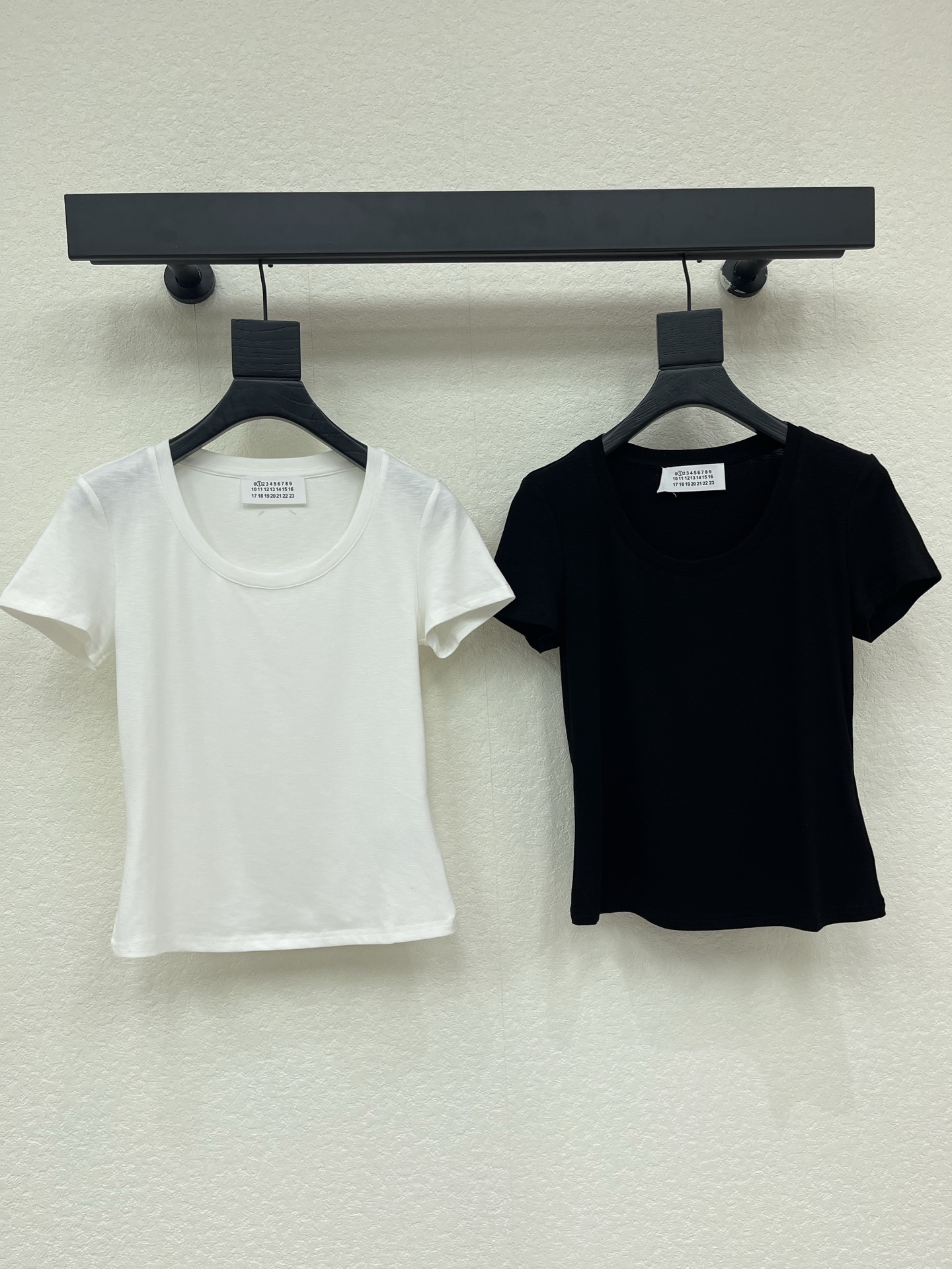 NO:834933,MM6*26 new clean version short-sleeved T-shirt. Exquisite round neck version makes the upper body look slimmer!  The four-line craftsmanship on the back is low-key and luxurious!  Fashionable must-have items to unlock all outfits!  Look for our quality!  Fashionable and high-end, the classic version is versatile and easy to wear!  SMLXL,,masion margiela,T-shirt,tees,t-shirt,19860909MM6*26新款净版短袖T恤 精致圆领版型上身巨显瘦！ 后背四线工艺低调奢华！ 时髦精必备单品解锁所有穿搭！ 认准我家品质！时髦又高级 经典版型百搭不挑人！ SMLXL,,masion margiela,T-shirt,tees，t-shirt,,Women's clothing