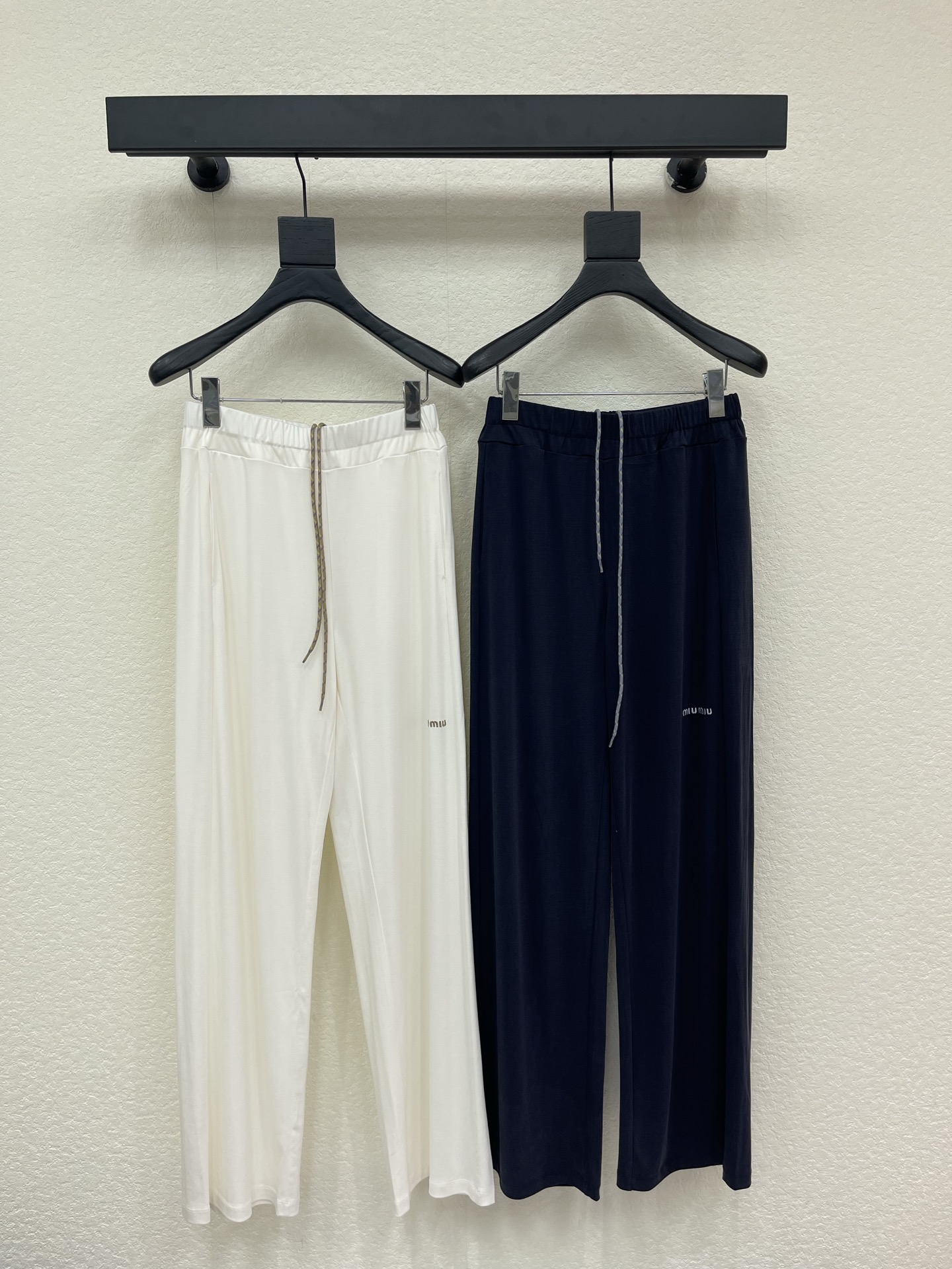 NO:833627,Miumi*26 new goddess-style drawstring casual pants. This pair of pants is made of high-quality rayon fabric, technological design, fresh colors, crisp version and personalized design, exclusive brand accessories decoration, making you the most unique existence. Whether it is the trend front or daily casual, it can make your matching full of innovation. Create your exclusive style and show your personality. SML,, miumiu,19860909Miumi*26新款女神同款抽绳休闲裤.这款裤子选用优质人棉面料,工艺设计,清新的色系 挺括的版型与个性的设计相结合,专属品牌配件装饰,让你成为最独特的存在.无论是潮流前线还是日常休闲,它都能让您的搭配充满新意.打造你的专属风格,尽情展现个性.SML,,miumiu,,Women's clothing