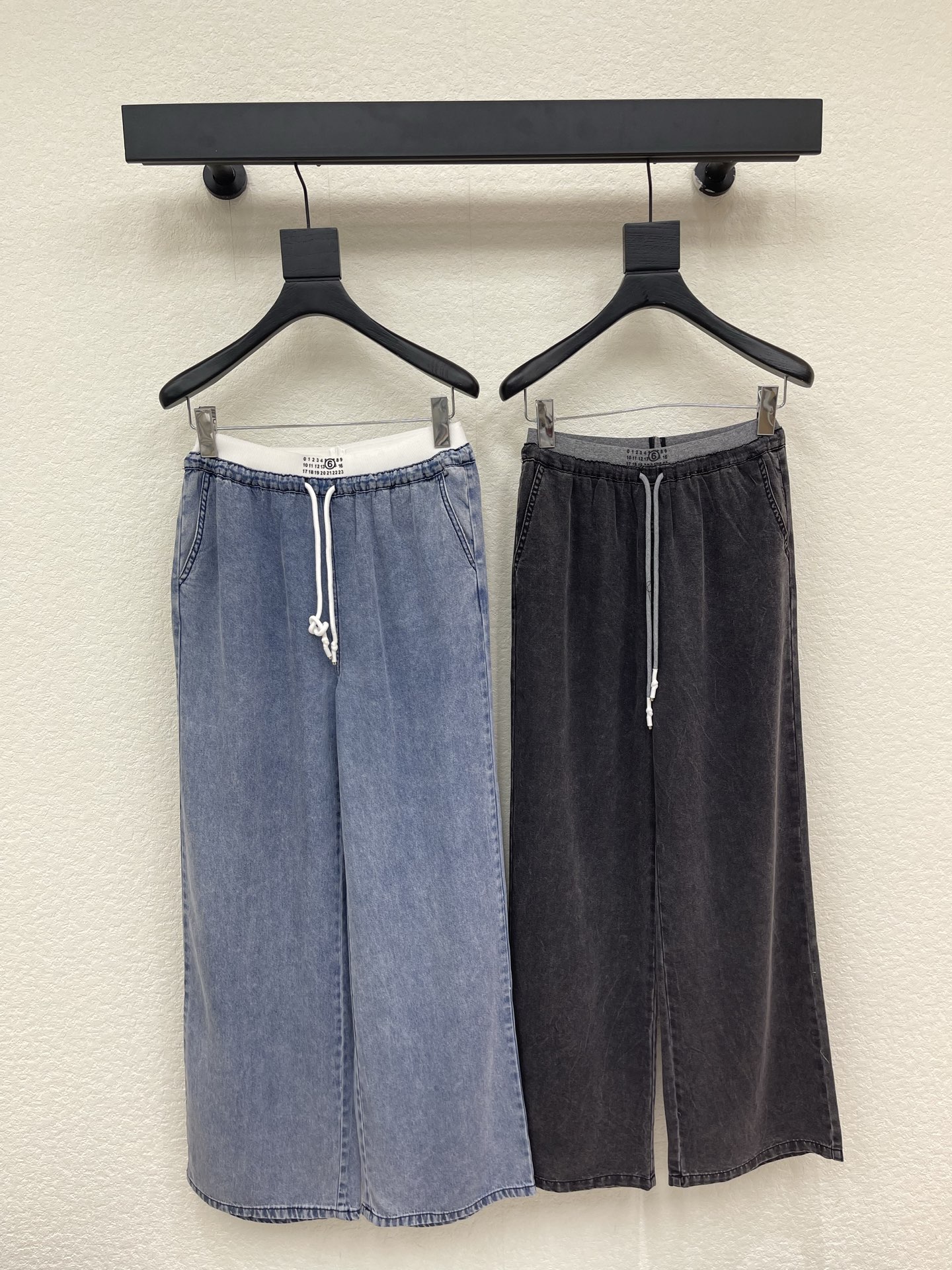NO:833659,MM6*26 new double-waisted washed casual jeans. Customized high-quality Tencel fabric with great texture!  Multiple washing techniques, contrasting colors to show a sense of high-end, a visual feast, a must-have versatile item for all seasons, a goddess artifact!  The age-reducing girl’s style is elegant yet sweet!  It’s versatile and doesn’t pick anyone, so don’t miss it if you have a beautiful upper body!  The quality of workmanship depends on the details SML, masion margiela,jeans,19860909MM6*26新品双腰头洗水休闲牛仔裤 订制高品质天丝面料质感超赞！ 多次洗水工艺 撞色尽显高级感 视觉盛宴 四季必入的百搭单品 女神神器！ 减龄少女风气质优雅不失甜美！ 百搭不挑人上身美的不要不要的！ 做工品质看细节 SML,,masion margiela,jeans,,Women's clothing