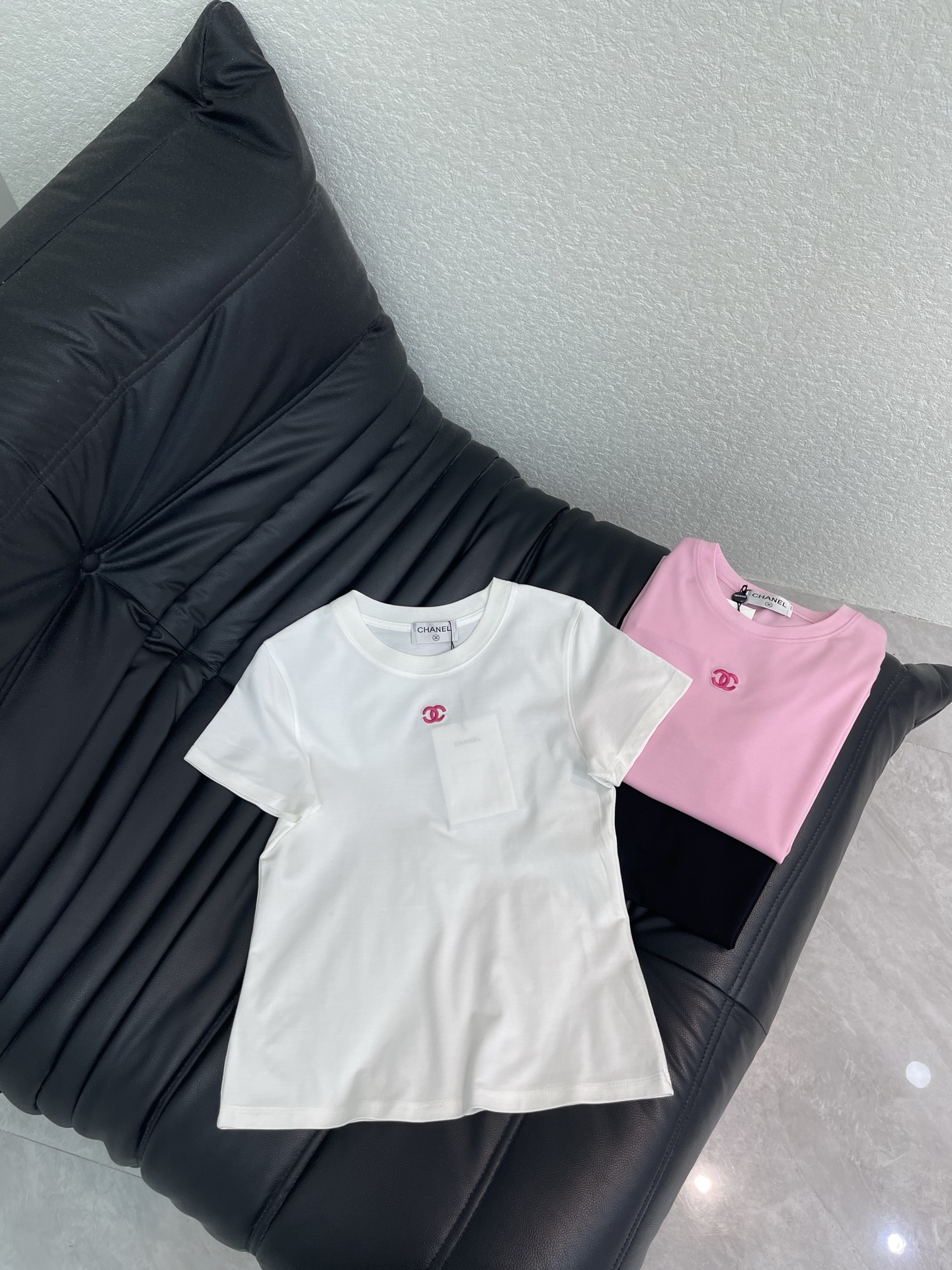 NO:833734,Chane*26 new spring and summer style Xiaoxiang contrast embroidered double C short-sleeved T-shirt Mercerized cotton fabric High-density fashionable sports style Every daily wear Playful and age-reducing design elements full of vitality High quality Size S-XXL,,chanel,T-shirt,tees,t-shirt,19860909Chane*26春夏新款小香撞色刺绣双c短袖T恤 丝光棉面料 高密度时髦运动风 每个日常的穿搭 俏皮减龄充满元气的设计元素 高品质 尺码S-XXL,,chanel,T-shirt,tees，t-shirt,,Women's clothing