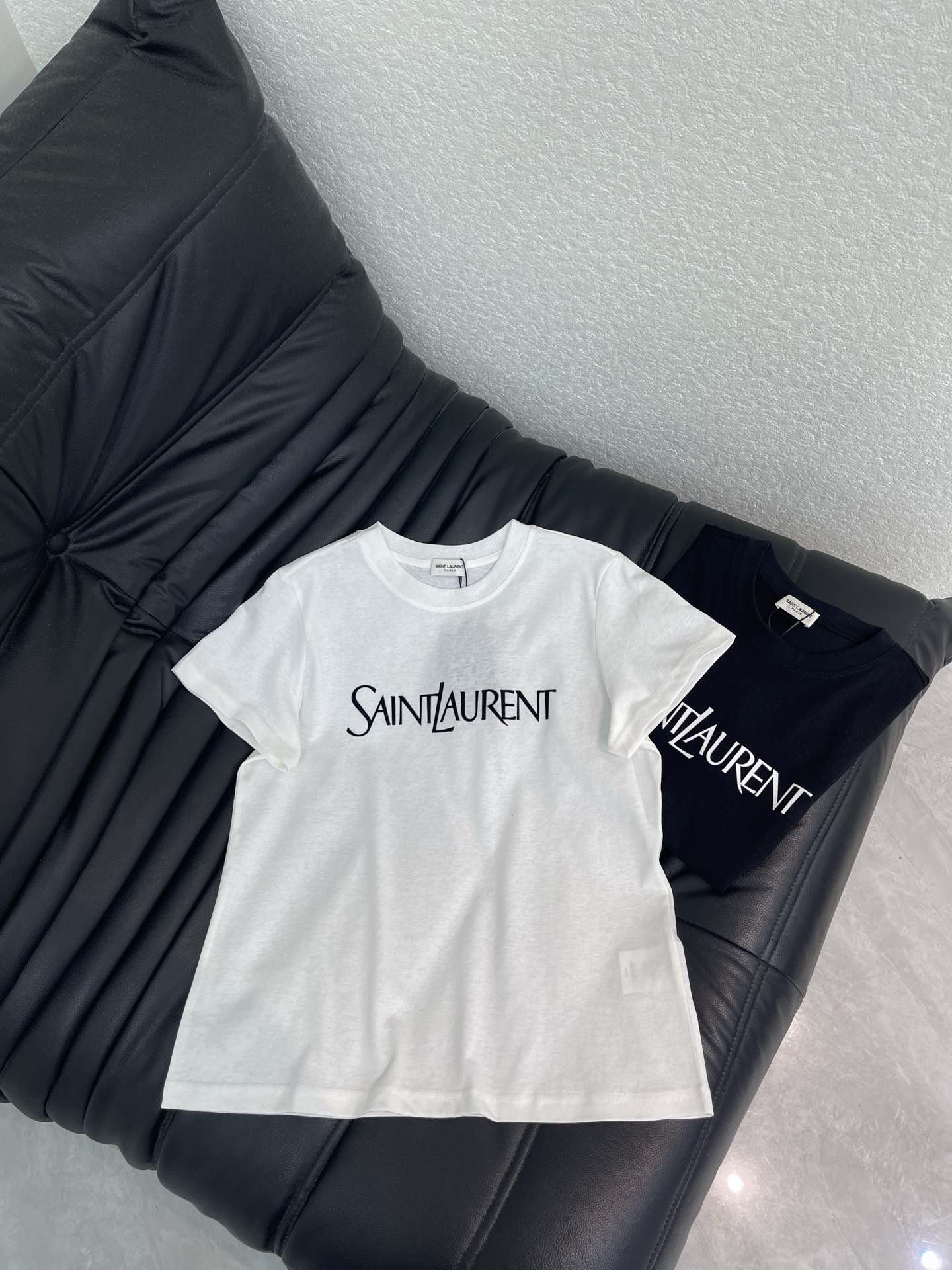 NO:833072,Ysl*26 new short-sleeved T-shirt with flocked letters in the middle. It is made of slub cotton fabric. The upper body is breathable and soft. The fabric texture is very comfortable. It is white and slightly see-through. Wear white/flesh-colored underwear. Flocking letter technology in the middle. Round neck straight version. Daily lazy and casual. Not picky about body shape. More tolerant. SML,, saint laurent, T-shirt, tees, t-shirt,19860909Ysl*26新款中间植绒字母短袖T恤 采用竹节棉面料 上身透气柔软 面料质地很舒服 白色微透哈 要穿白色/肉色内衣哦 中间植绒字母工艺 圆领直筒版型 日常慵懒随性 不挑身材 包容度更强 SML,,saint laurent,T-shirt,tees，t-shirt,,Women's clothing