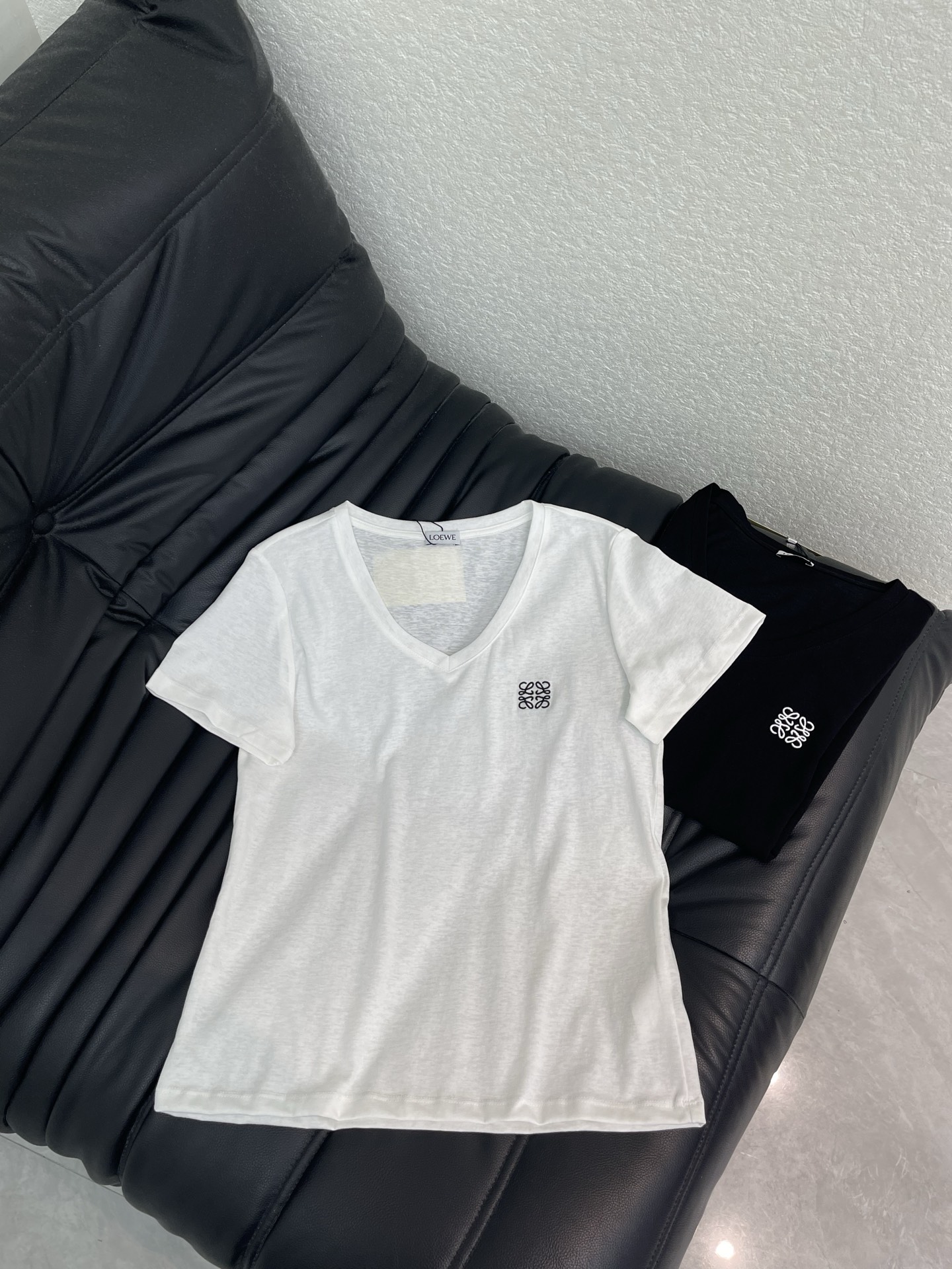 NO:833064,LOEW*26 new large V-neck short-sleeved T-shirt with logo embroidered on the left chest. It is made of slub cotton fabric. The upper body is breathable and soft. The fabric texture is very comfortable. It is white and slightly see-through. You need to wear white/flesh-colored underwear. The logo embroidered on the left chest has a V-neck design that softly modifies the neck line. It makes you look slimmer and has a mature atmosphere. It can also lengthen the proportion of the neck. The straight and slightly loose cut is very tolerant to the body. The upper body is neat and hides the flesh. It is casual and lazy and not tight at all.  SML,,loewe,T-shirt,tees,t-shirt,19860909LOEW*26新款大V领左胸刺绣logo短袖T恤 采用竹节棉面料 上身透气柔软 面料质地很舒服 白色微透哈 要穿白色/肉色内衣哦 左胸刺绣logo工艺 V领设计柔和修饰颈部线 显瘦又带点轻熟氛围感 还能拉长脖颈比例 直筒微宽松剪裁 对身材包容度很高 上身利落藏肉 休闲又慵懒 完全不紧绷 SML,,loewe,T-shirt,tees，t-shirt,,Women's clothing