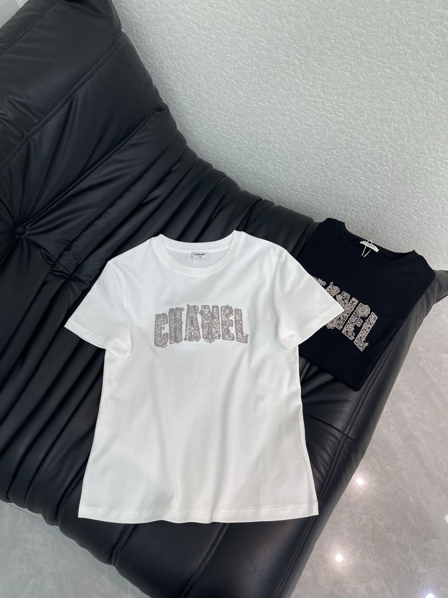 NO:834873,Chane*26 new spring and summer short-sleeved T-shirt with contrasting embroidered lace letters. Customized YB mercerized cotton material, fine texture, comfortable and breathable, regular short-sleeved cut, slim fit and slim fit. The lace letter pattern is outlined on the chest with embroidery technology. The colors are rich, echoing the brand style, and the temperament is fashionable. Black and white SML,,chanel,T-shirt,tees,t-shirt,19860909Chane*26春夏新品撞色刺绣蕾丝字母短袖T恤.定制YB丝光棉材质,质感细腻,舒适透气,常规短袖裁剪,穿搭修身显瘦,胸前以刺绣工艺勾勒出蕾丝字母图案,色彩丰富,品牌格调呼应,气质时髦.黑白 SML,,chanel,T-shirt,tees，t-shirt,,Women's clothing