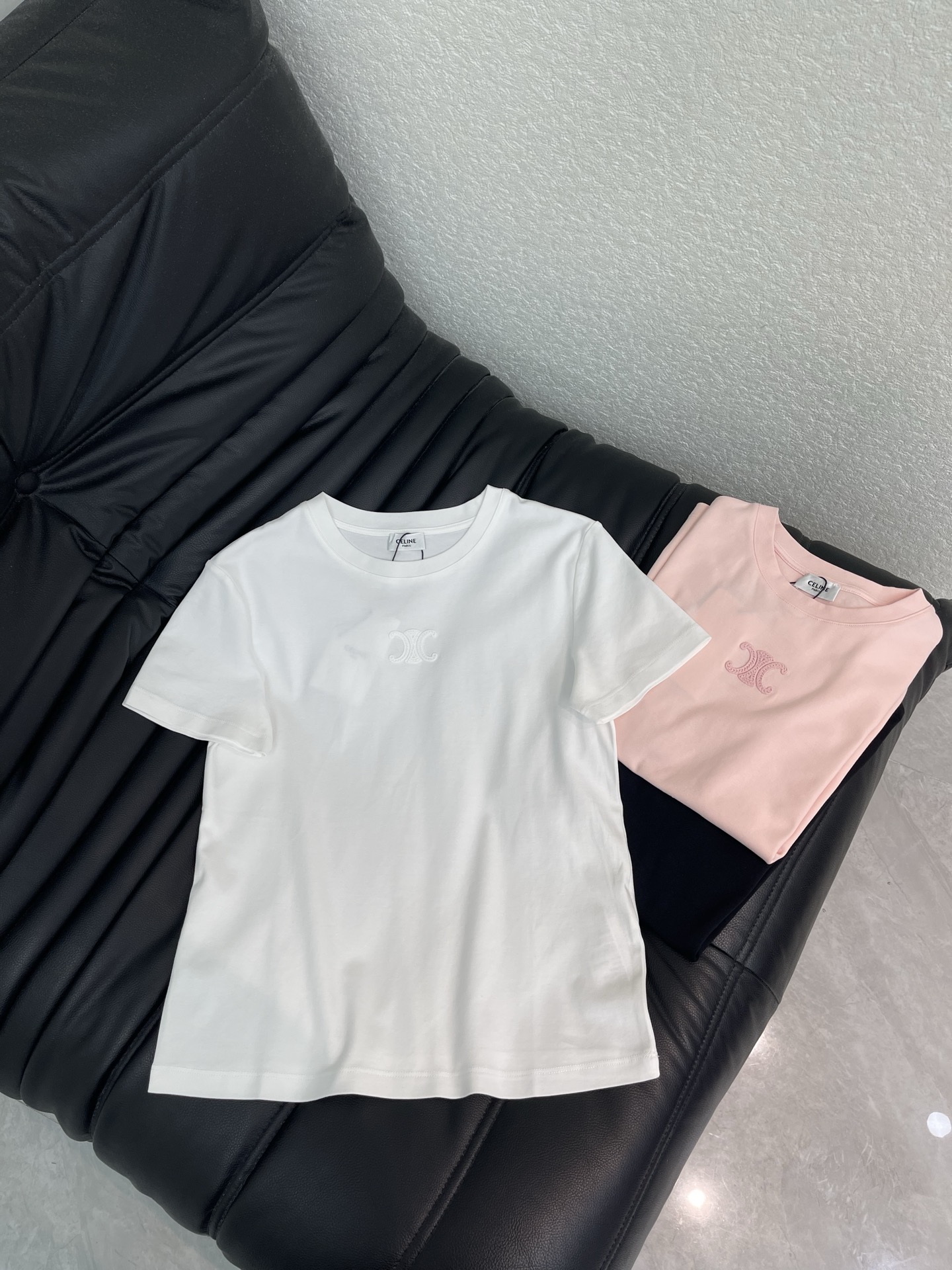 NO:834865,Celin*26 new spring and summer short-sleeved T-shirt with Arc de Triomphe embroidery. Round neck design. The Arc de Triomphe logo on the chest is low-key and recognizable. Simple and versatile for daily wear without pressure. It looks great with jeans or skirts. It is a must-have classic item in the wardrobe! SML,,celine,skirts,jeans,T-shirt,tees,t-shirt,19860909Celin*26春夏新款凯旋门刺绣短袖T恤 圆领设计 胸前凯旋门Logo低调又有辨识度 简约百搭日常穿搭无压力.无论配牛仔裤还是半身裙都很出彩,是衣橱必备经典单品! SML,,celine,skirts,jeans,T-shirt,tees，t-shirt,,Women's clothing