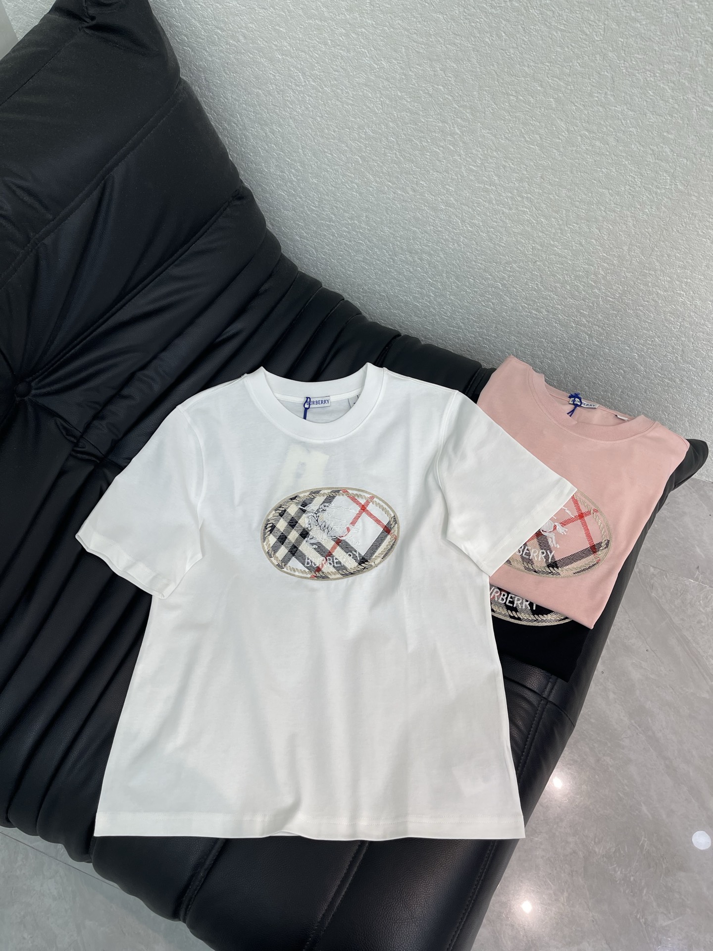 NO:834850,Burberr*26 new spring and summer BBR plaid war horse embroidered short-sleeved T-shirt, plaid flag on the front + brand embroidery words, full of British style, loose fit, strong tolerance, easy to control for daily commuting and leisure. Light pink is gentle and fresh, paired with jeans or short skirts, you can easily get a simple and fashionable look ~ two-color SML, burberry, skirts, jeans, T-shirt, tees, t-shirt,19860909Burberr*26春夏新款BBR格纹战马刺绣短袖T恤 正面格纹旗帜+品牌刺绣字样 英伦风满满 宽松版型 包容性强日常出街通勤,休闲都能轻松驾驭.浅粉色温柔清新,搭配牛仔裤或短裙,轻松get简约时尚look~两色SML,,burberry,skirts,jeans,T-shirt,tees，t-shirt,,Women's clothing