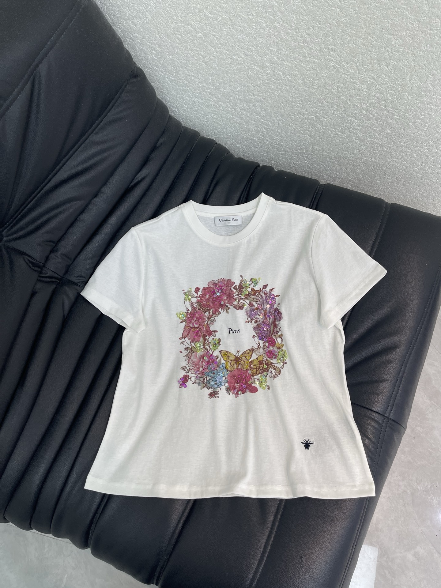 NO:833044,Dio*26 new product, exquisite printed beaded short-sleeved T-shirt, high-end fabric, skin-friendly, breathable and comfortable, iconic letter pattern, low-key and luxurious, reducing the age of girls!  A must-have artifact for Bai Fumei!  The classic version is versatile and easy to wear. It is highly recommended to keep it for yourself!  The quality of workmanship depends on the details SML, dior, T-shirt, tees, t-shirt,19860909Dio*26新品精致印花订珠短袖T恤 高订面料 亲肤透气舒适 标志性字母图案低调奢华 减龄少女时代！白富美必备神器！ 经典版型百搭不挑人 强烈推荐自留款！ 做工品质看细节 SML,,dior,T-shirt,tees，t-shirt,,Women's clothing