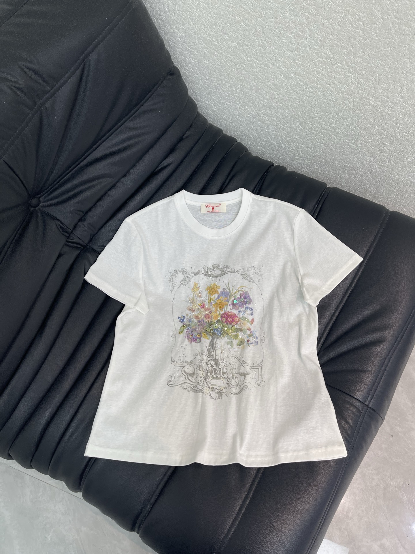 NO:833054,Chane*26 new product exquisitely printed beaded short-sleeved T-shirt. High-end fabric. Skin-friendly, breathable and comfortable. Iconic letter pattern is low-key and luxurious. Age-reducing girlhood!  A must-have artifact for Bai Fumei!  The classic version is versatile and easy to wear. It is highly recommended to keep it for yourself!  The quality of workmanship depends on the details SML,,chanel,T-shirt,tees,t-shirt,19860909Chane*26新品精致印花订珠短袖T恤 高订面料 亲肤透气舒适 标志性字母图案低调奢华 减龄少女时代！白富美必备神器！ 经典版型百搭不挑人 强烈推荐自留款！ 做工品质看细节 SML,,chanel,T-shirt,tees，t-shirt,,Women's clothing