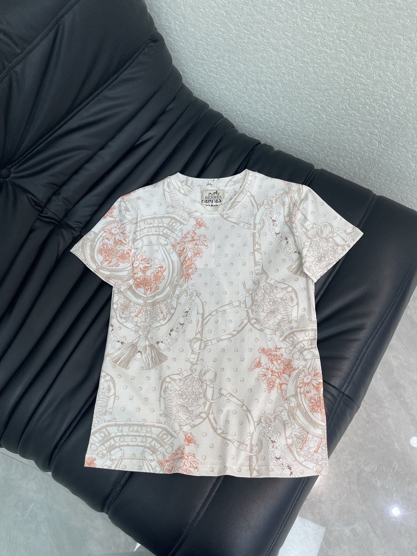 NO:833678,Herme*26 new spring and summer floral geometric pattern short-sleeved T-shirt!  Customized 100% cotton material with fine texture, comfortable and breathable, French retro print, floral geometric elements, integrated with classic elements such as horsebits and tassels, rich artistic style, fashionable and casual, both stand-alone and stylish. SML, hermes, T-shirt, tees, t-shirt,19860909Herme*26春夏新款花卉几何图短袖T恤！定制全棉材质 质感细腻 舒适透气 法式复古印花 花卉几何元素 融合马衔扣、流苏等经典元素 艺术风格层次丰富 时髦休闲单穿内搭都出彩时髦.SML,,hermes,T-shirt,tees，t-shirt,,Women's clothing