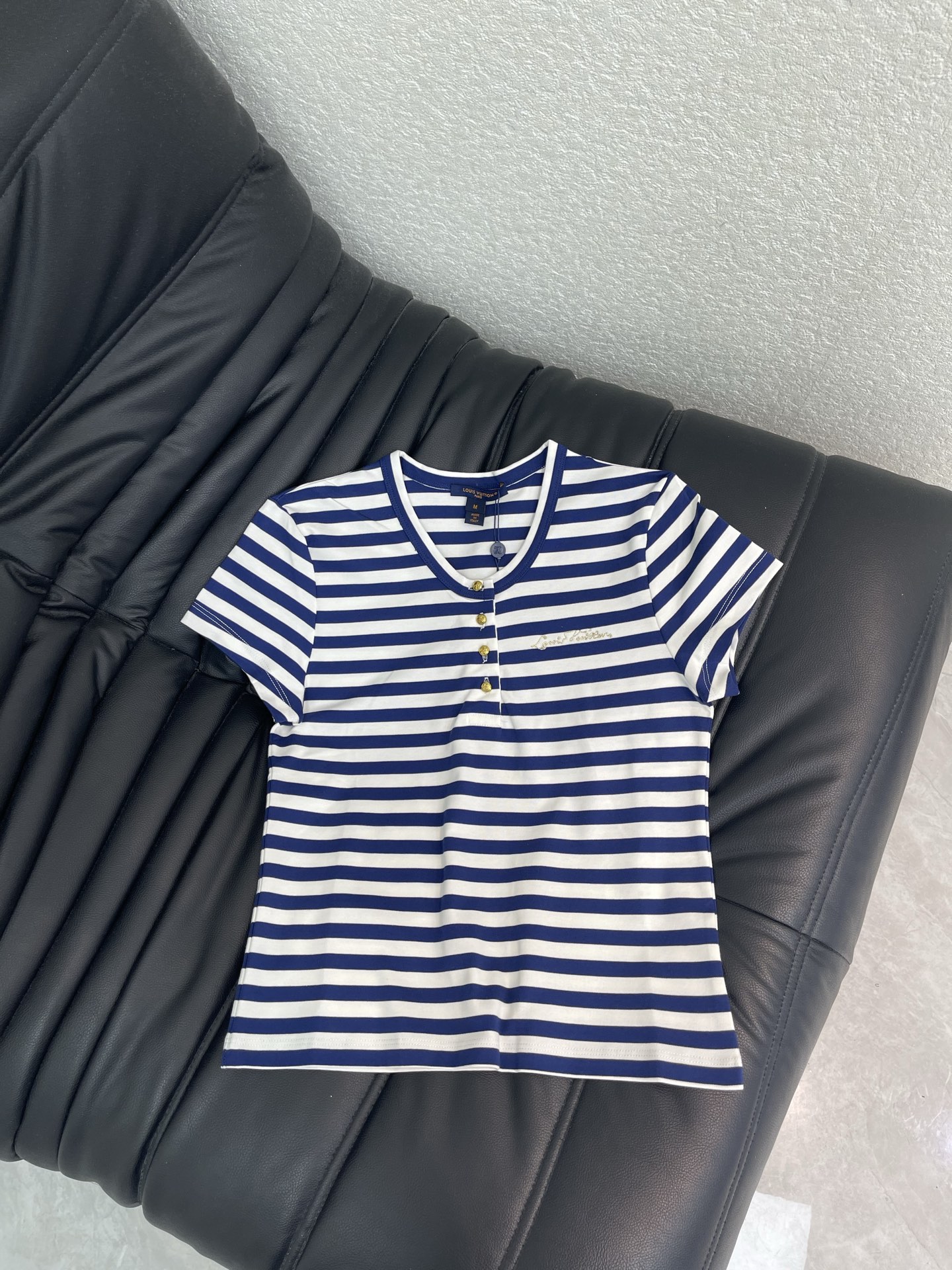 NO:834877,Louis Vuitto*26 new spring and summer striped short-sleeved T-shirt. Classic blue and white stripes + Henley collar design. Three buttons embellished. Perfect details. The LV embroidery on the chest is very recognizable. The loose version can be easily used for commuting and leisure. It is versatile to wear alone or inside, and you can easily get the nautical style fashion sense. One color SML, louis vuitton, louis vuitton, T-shirt, tees, t-shirt,19860909Louis Vuitto*26春夏新款条纹短袖T恤 经典蓝白条纹+亨利领设计 三颗纽扣点缀 细节满分 胸前LV刺绣超有辨识度,宽松版型,通勤休闲都能轻松驾驭,单穿或内搭都很百搭,轻松get航海风时尚感~一个色SML,,louis vuitton,louis vuitton,T-shirt,tees，t-shirt,,Women's clothing