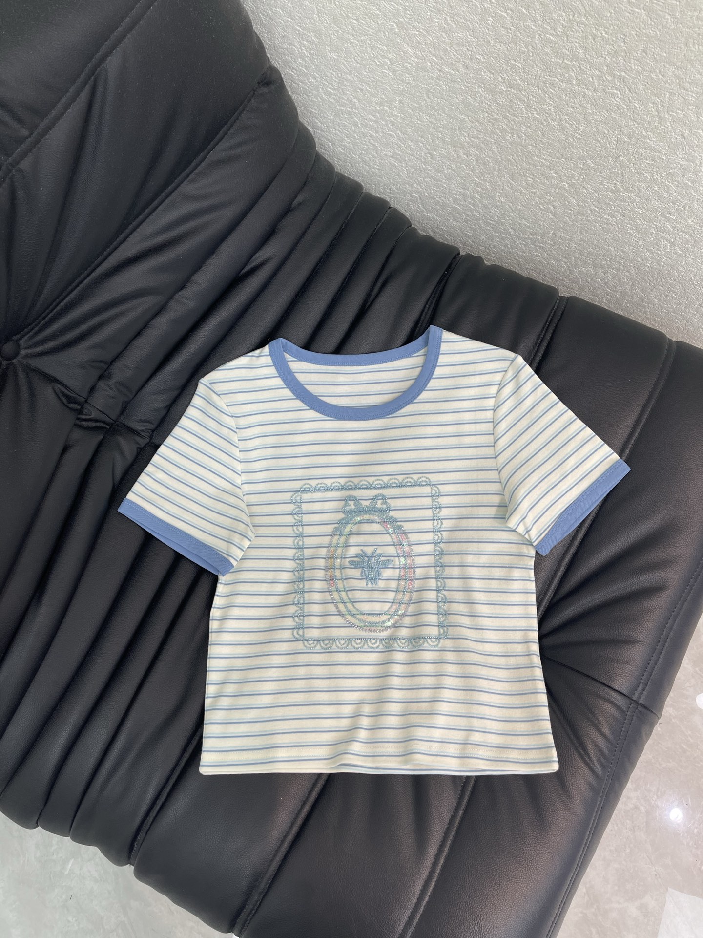 NO:833035,Dio*26 new product, exquisite beaded striped short-sleeved T-shirt, high-end fabric, skin-friendly, breathable and comfortable, iconic letter pattern, low-key luxury, age-reducing girlhood!  A must-have artifact for Bai Fumei!  The classic version is versatile and easy to wear. It is highly recommended to keep it for yourself!  The quality of workmanship depends on the details SML, dior, T-shirt, tees, t-shirt,19860909Dio*26新品精致订珠条纹短袖T恤 高订面料 亲肤透气舒适 标志性字母图案低调奢华 减龄少女时代！白富美必备神器！ 经典版型百搭不挑人 强烈推荐自留款！ 做工品质看细节 SML,,dior,T-shirt,tees，t-shirt,,Women's clothing