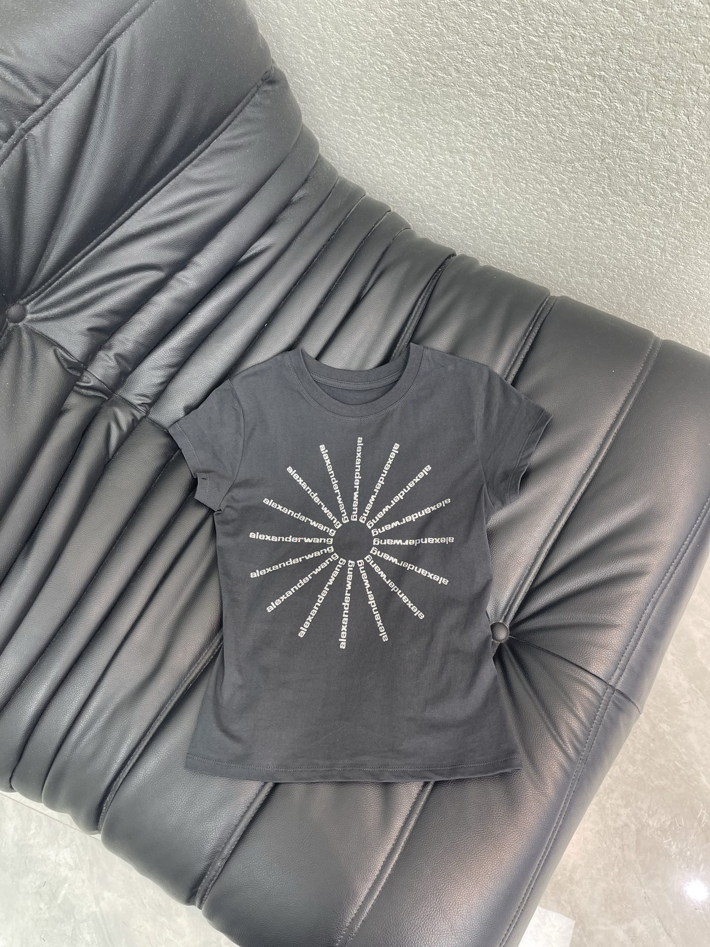 NO:834904,* 26 new hot diamond short-sleeved T-shirts. Black cotton jersey fabric. Hot diamond sun brand logo on the chest. Round neckline. Ribbed cuffs and hem. Fitted stretch fit. Recommended to buy SML,,T-shirt,tees,t-shirt,19860909* 26新品烫钻短袖T恤 黑色棉质平纹针织面料 胸口饰烫钻太阳品牌标识 圆领领口 罗纹袖口和下摆 合身弹力版型 推荐入手 SML,,T-shirt,tees，t-shirt,,Women's clothing