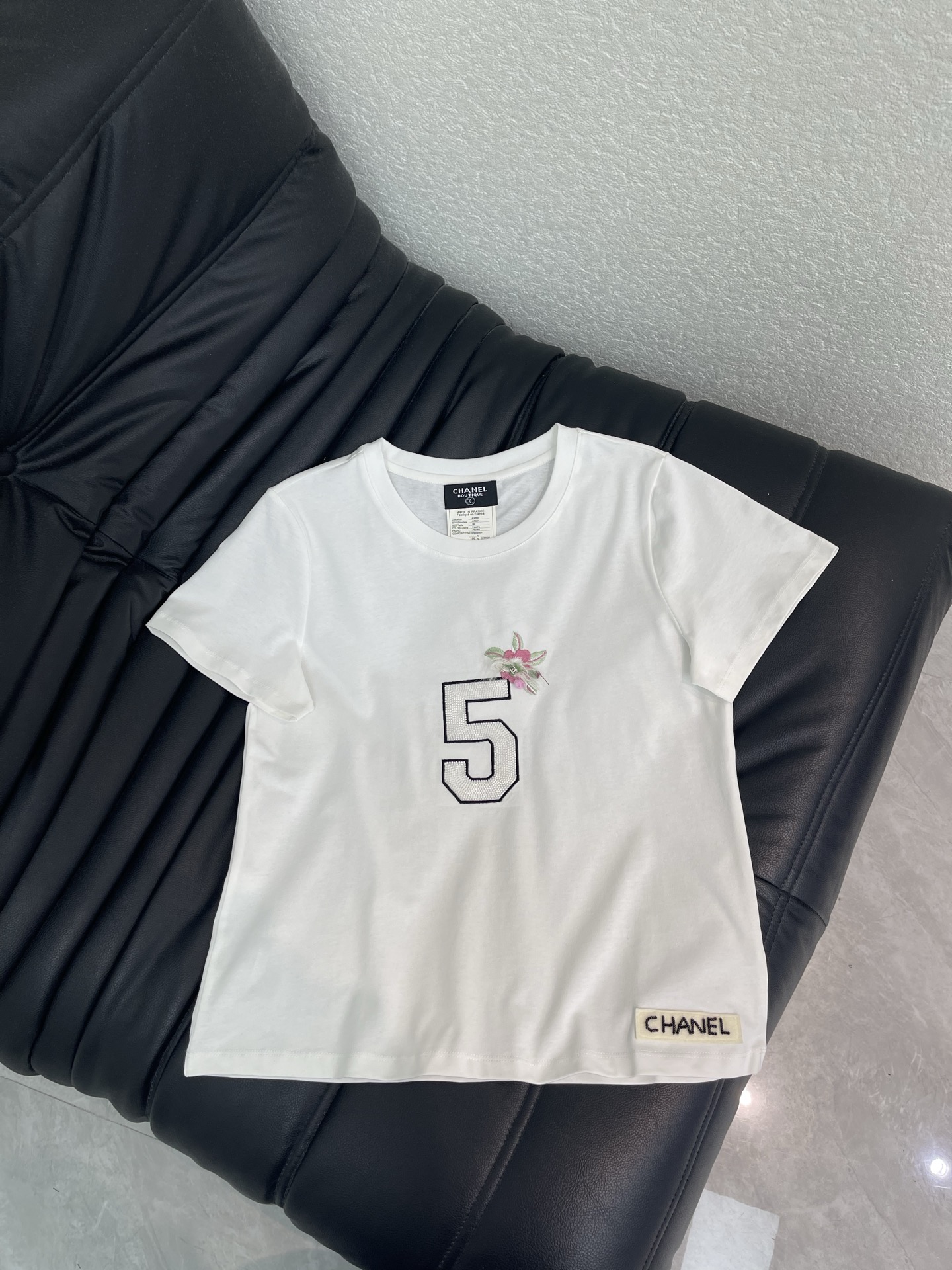 NO:834844,Chane*26 new second-hand short-sleeved T-shirt has heavy embroidery beads on the chest, the number 5, and flower embroidery craft embellishment. The color system is very healing and gentle!  Full of details and design, the version is versatile and not picky, retro and elegant~SML,,chanel,T-shirt,tees,t-shirt,19860909Chane*26中古新款短袖T恤胸前重工绣珠数字5花朵刺绣工艺点缀 色系非常治愈显温柔！细节与设计感满满版型百搭不挑人 复古优雅～SML,,chanel,T-shirt,tees，t-shirt,,Women's clothing