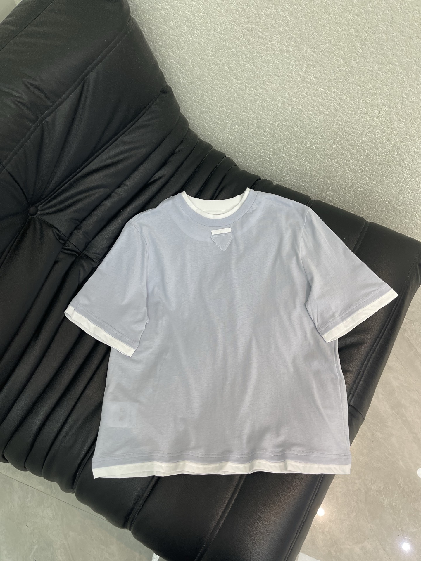 NO:834884,*26 New cotton fake two-piece triangle logo round neck short-sleeved T-shirt. Blue and white cotton knitted fabric. Brand logo and triangle logo on chest. Fake two-piece double-layer neckline, cuffs and hem. Round neckline. Dropped shoulder design. Loose elastic fit. Same style for men and women. Versatile with all SML,,T-shirt,tees,t-shirt,19860909*26新品棉质假两件三角标圆领短袖T恤 蓝色和白色棉质针织面料 胸口饰品牌标识和三角徽标 假两件双层领口、袖口和下摆 圆领领口 落肩设计 宽松弹力版型 男女同款 百搭所有 SML,,T-shirt,tees，t-shirt,,Women's clothing