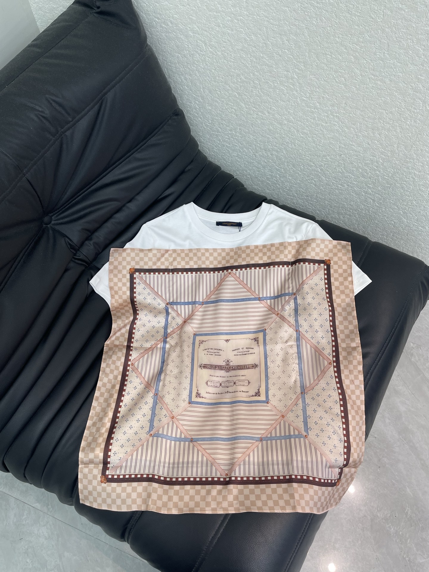 NO:832992,Louis Vuitto*26 new spring and summer new short-sleeved T-shirt with silk scarf on the chest. Mercerized cotton fabric. High-density fashionable sports style. Every daily wear. Playful and age-reducing design elements full of vitality. High quality. Size SML, Louis Vuitton, T-shirt, tees, t-shirt,19860909Louis Vuitto*26春夏新款胸前配丝巾短袖T恤 丝光棉面料 高密度时髦运动风 每个日常的穿搭 俏皮减龄充满元气的设计元素 高品质 尺码SML,,louis vuitton,T-shirt,tees，t-shirt,,Women's clothing