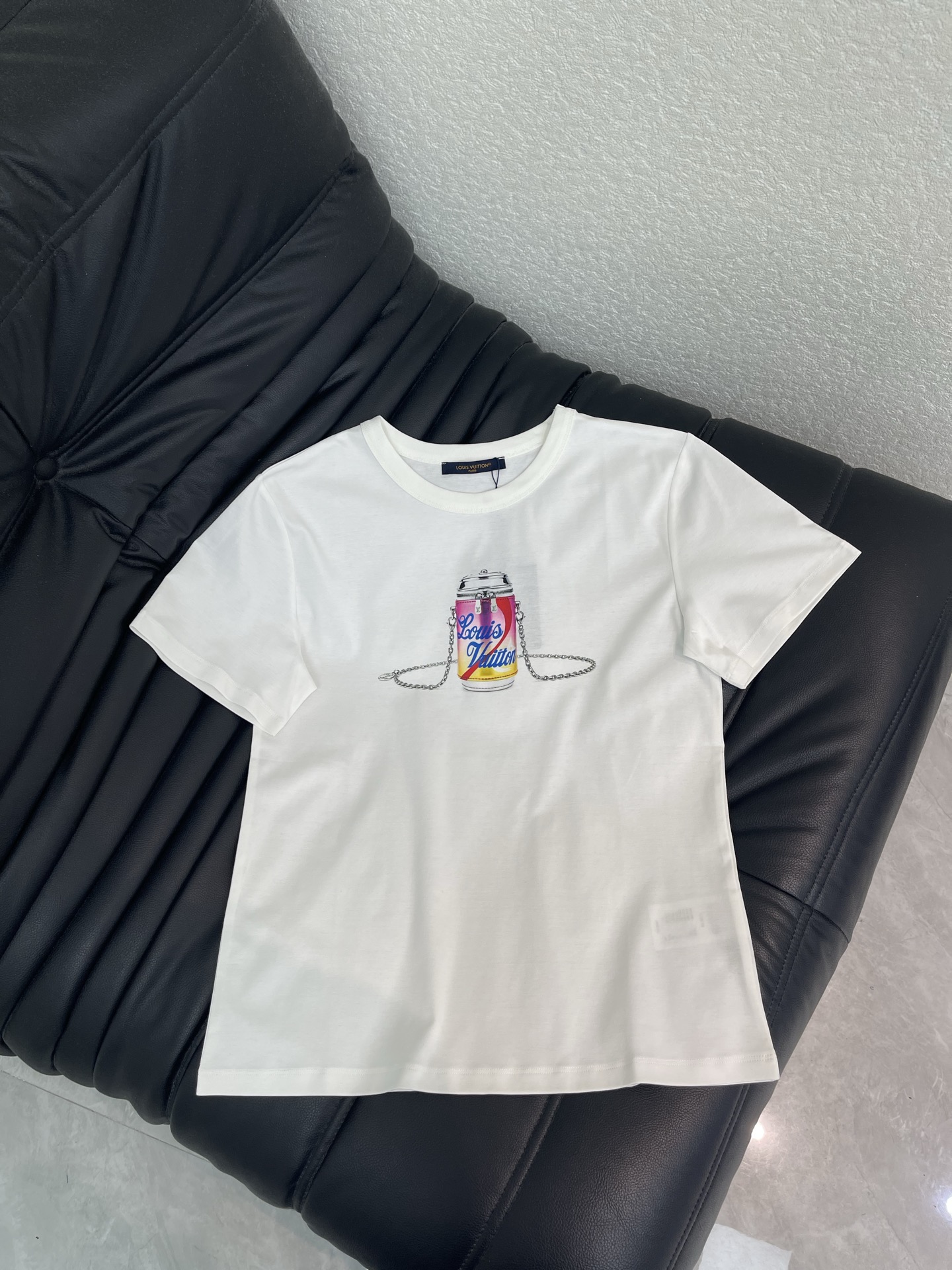 NO:833009,Louis Vuitto*26 new spring and summer mini chain bag printed short-sleeved T-shirt Mercerized cotton fabric High-density fashionable sports style Every daily wear Playful and age-reducing design elements full of vitality High quality Size SML, Louis Vuitton, T-shirt, tees, t-shirt,19860909Louis Vuitto*26春夏新款迷你链条小包包印花短袖T恤 丝光棉面料 高密度时髦运动风 每个日常的穿搭 俏皮减龄充满元气的设计元素 高品质 尺码SML,,louis vuitton,T-shirt,tees，t-shirt,,Women's clothing