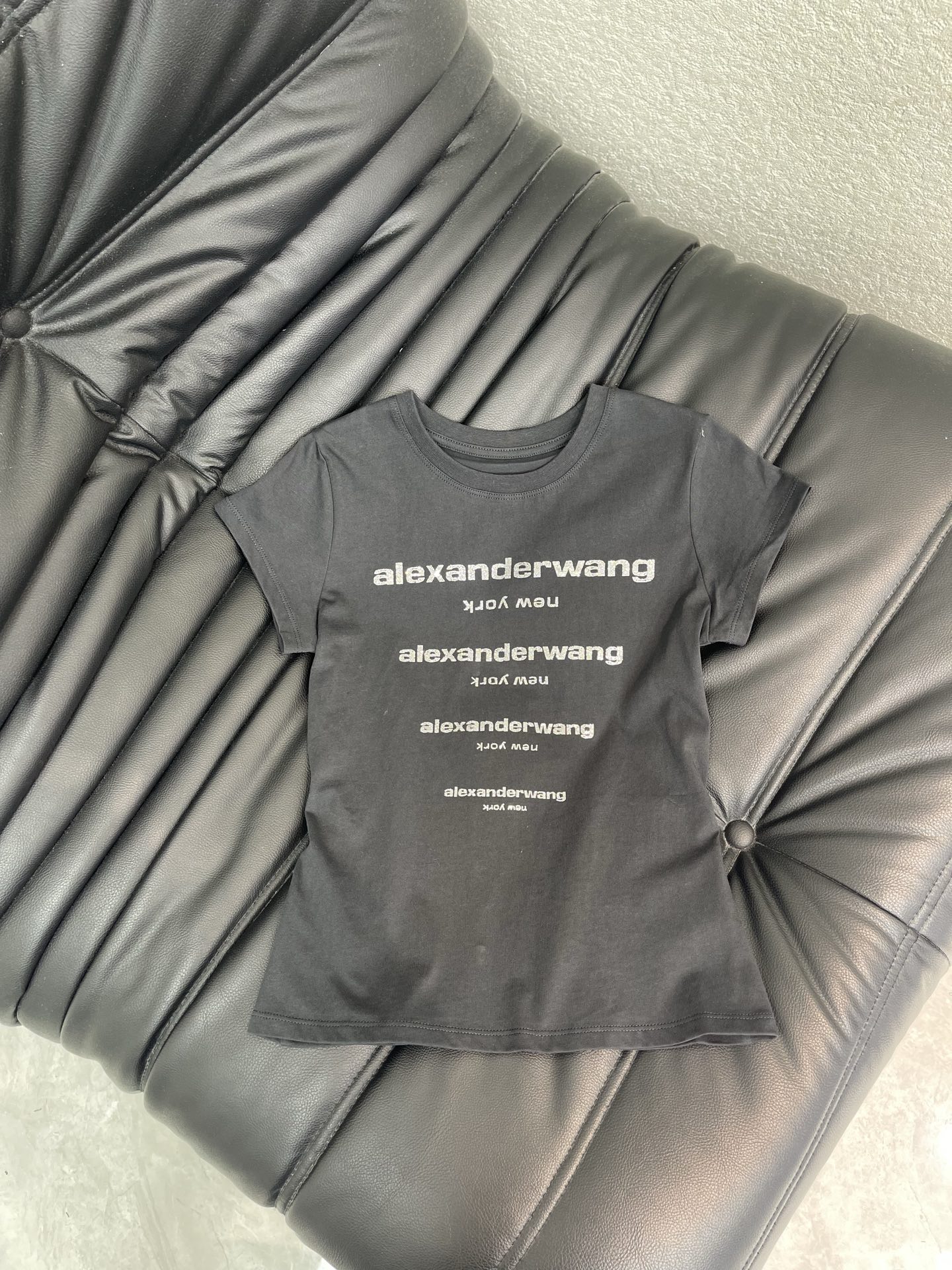 NO:834934,* 26 new hot diamond short-sleeved T-shirts. White cotton jersey fabric. Hot diamond brand logo pattern on the chest. Round neckline. Ribbed cuffs and hem. Fitted elastic version. Recommended to buy SML,, T-shirt, tees, t-shirt,19860909* 26新品烫钻短袖T恤 白色棉质平纹针织面料 胸口饰烫钻品牌标识图案 圆领领口 罗纹袖口和下摆 合身弹力版型 推荐入手 SML,,T-shirt,tees，t-shirt,,Women's clothing