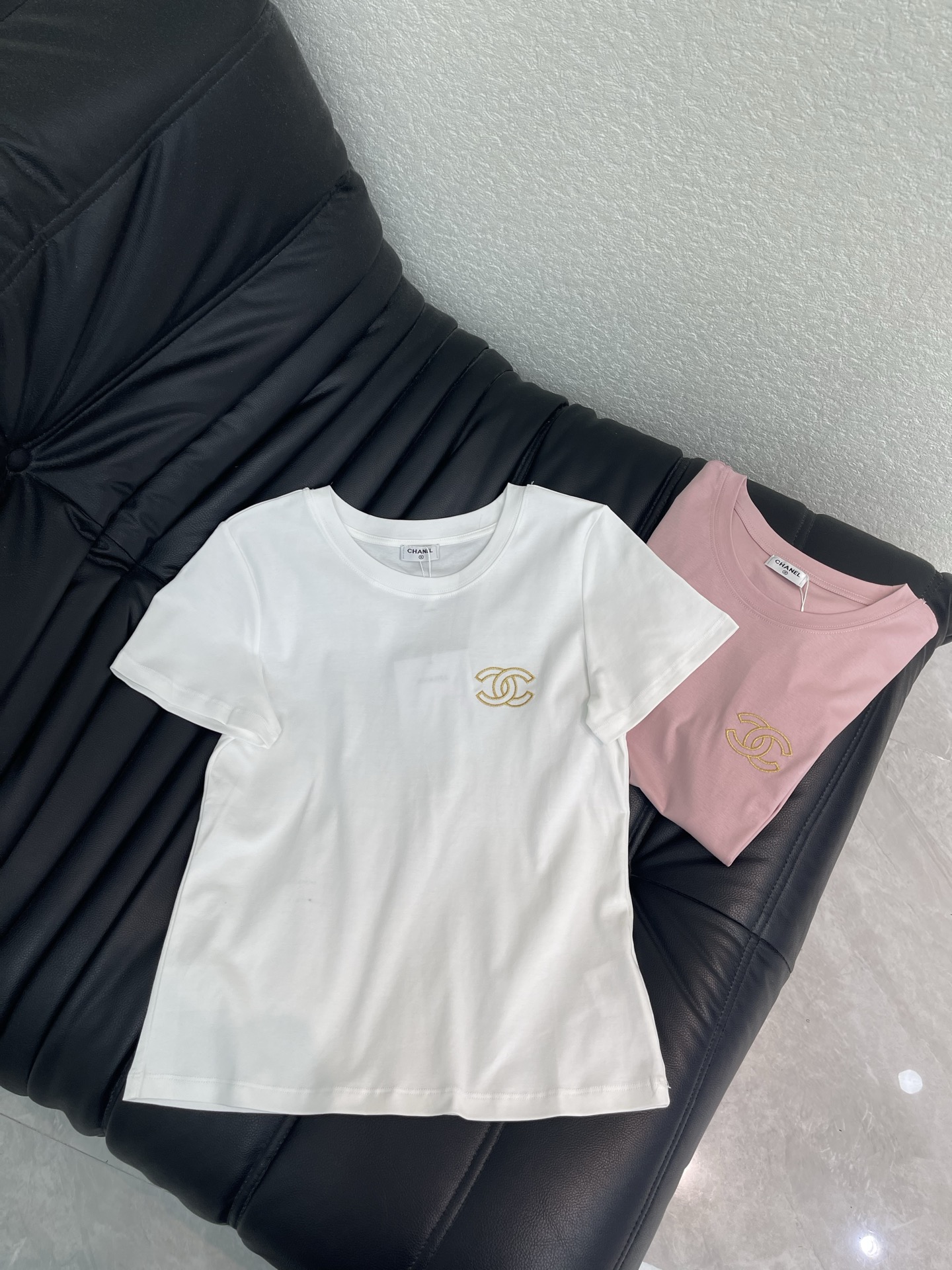NO:833703,Chane*26 new spring and summer double C embroidered short-sleeved T-shirt, mercerized cotton fabric, high-density fashionable sports style, every daily wear, playful and age-reducing design elements full of vitality, high quality, sizes SML, chanel, T-shirt, tees, t-shirt,19860909Chane*26春夏新款双C刺绣短袖T恤 丝光棉面料 高密度时髦运动风 每个日常的穿搭 俏皮减龄充满元气的设计元素 高品质 尺码SML,,chanel,T-shirt,tees，t-shirt,,Women's clothing