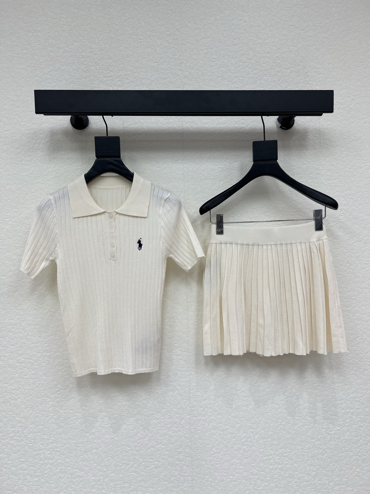 NO:833017,Ralph Laure* 26 new knitted Polo suit, including short-sleeved Polo shirt + pleated skirt, classic knitted pit texture, soft and skin-friendly, excellent breathability, super comfortable to wear in spring and summer!  The polo shirt has pony embroidery, perfect details, and the pleated skirt is simple and neat, and can be worn for commuting and leisure. The overall beige color is fresh and elegant, making it easy to create a fashionable outfit, and it will look great when going out or taking photos every day!  SML,,loro piana,skirts,T-shirt,19860909Ralph Laure*拉夫26新款针织Polo套装,包含短袖Polo衫+百褶半裙,经典针织坑条纹理,柔软亲肤,透气性超棒,春夏穿超舒服！Polo衫有小马刺绣,细节满分,百褶裙简约利落,通勤休闲都能穿.整体米色调,清新优雅,轻松打造时尚穿搭,日常出街或拍照都很出片！ SML,,loro piana,skirts,T-shirt,,Women's clothing