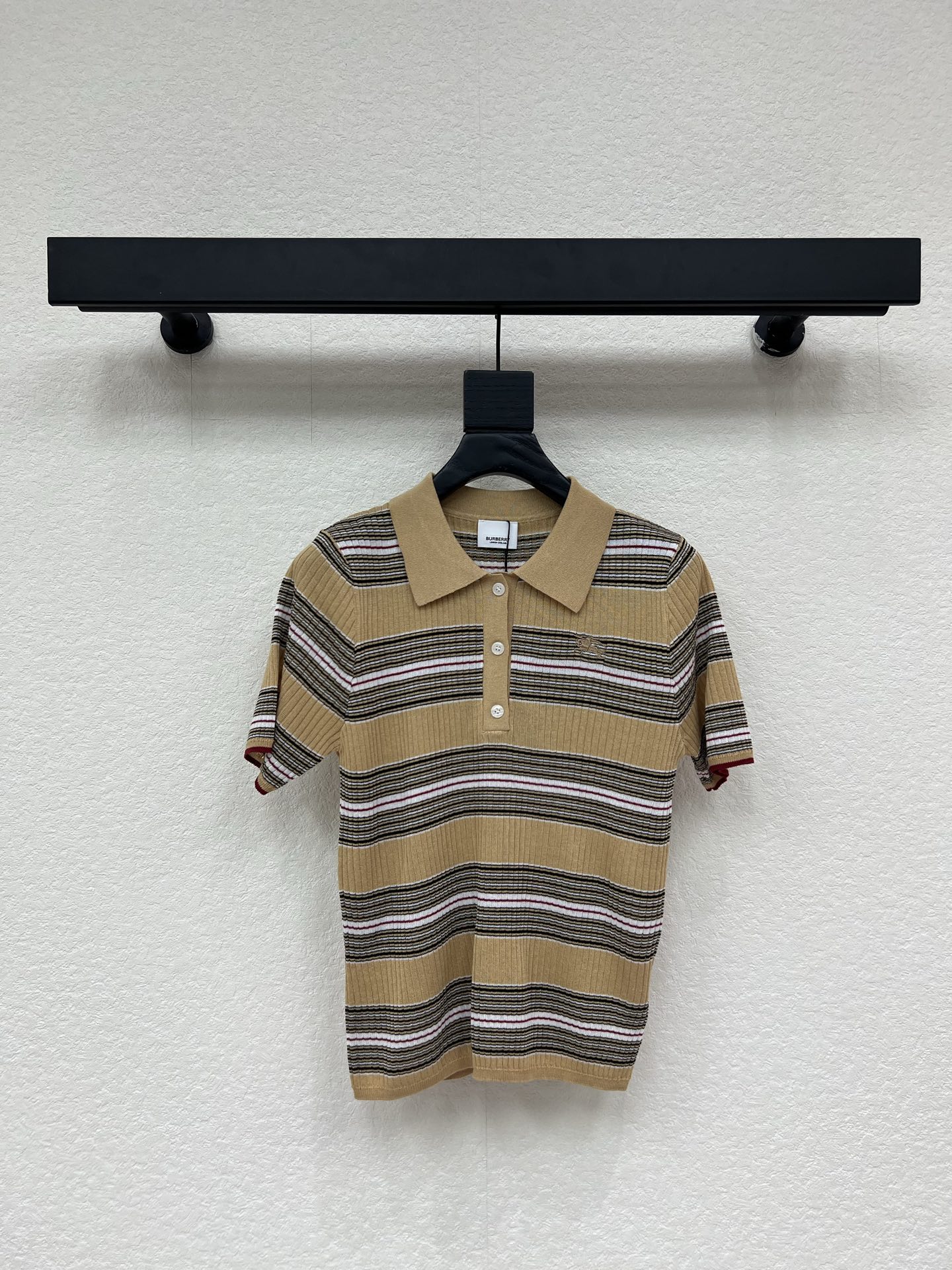 NO:832940,Burberr*26 new spring and summer style striped knitted Polo shirt with war horse pattern embroidered on the chest. Recognizable Polo collar + half-open button design. Full of college feel. Contrast color details on the cuffs are extra points. Slim tailoring. Easily highlight the figure. Pair with jeans or skirts. Easily get Korean or French style! One color SML, burberry, skirts, jeans,19860909Burberr*26春夏新款 条纹针织Polo衫 胸前刺绣战马图案 辨识度拉满 Polo领+半开扣设计 学院感满满 袖口撞色细节超加分 修身剪裁 轻松凸显身形 搭配牛仔裤或半裙 轻松get韩系or法式风格!一个色SML,,burberry,skirts,jeans,,Women's clothing