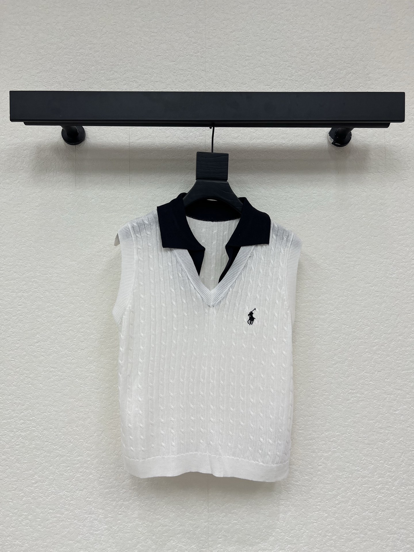 NO:833026,Ralph Laure*Raff polo26 new contrasting fake two-piece knitted vest, classic twist texture + black lapel, full of college style!  Soft knitted fabric, super comfortable to wear in summer ~ the pony embroidery on the chest is very recognizable. Sleeveless design, it is OK to layer with shirts or wear alone, it can be easily used for commuting and leisure, retro and versatile, it is a must-have item in the wardrobe!  SML,,loro piana,shirts,19860909Ralph Laure*拉夫polo26新款撞色假两件针织马甲,经典麻花纹理+黑色翻领,学院风满满！柔软针织面料,夏天穿超舒服～胸前小马刺绣超有辨识度.无袖设计,叠穿衬衫或单穿都很OK,通勤休闲都能轻松驾驭,复古又百搭,是衣橱必备实穿单品！SML,,loro piana,shirts,,Women's clothing