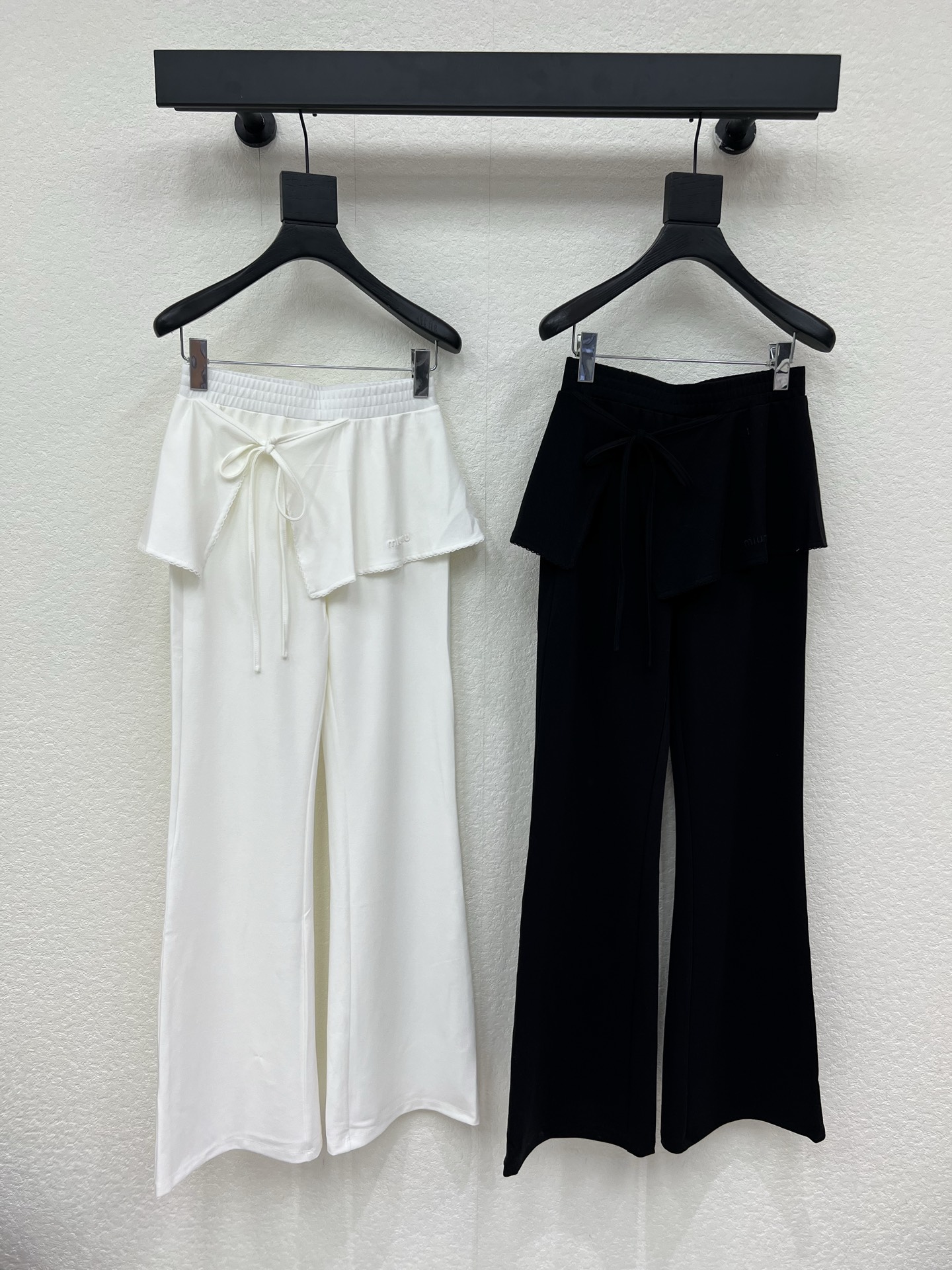 NO:834927,Miumi*26 new butt curtain wide-leg pants, fake two-piece design, outer wide-leg pants + patched butt curtain, full of layering!  Tencel cotton fabric is light and draped, super comfortable to wear in spring and summer. It covers the crotch to make you slimmer and flatters the shape of the legs. The high waist design elongates the proportions. Small people can easily control it. The butt curtain is detachable. You can switch styles at will. It’s OK for commuting, dating, and leisure!  The classic black and white colors are versatile. They look great with suspenders, shirts, and sweaters. You can easily get Korean style lazy style or minimalist style~SML,,miumiu,shirts,19860909Miumi*26新款屁帘阔腿裤 假两件设计 外层阔腿裤+打片屁帘 层次感满满！天丝棉面料轻薄垂坠 春夏穿超舒服 遮胯显瘦还修饰腿型 高腰设计拉长比例 小个子也能轻松驾驭 屁帘可拆卸 随心切换风格 通勤、约会、休闲都OK！经典黑白两色百搭 随便配吊带、衬衫、针织衫都很出彩 轻松get韩系慵懒风or极简风～SML,,miumiu,shirts,,Women's clothing