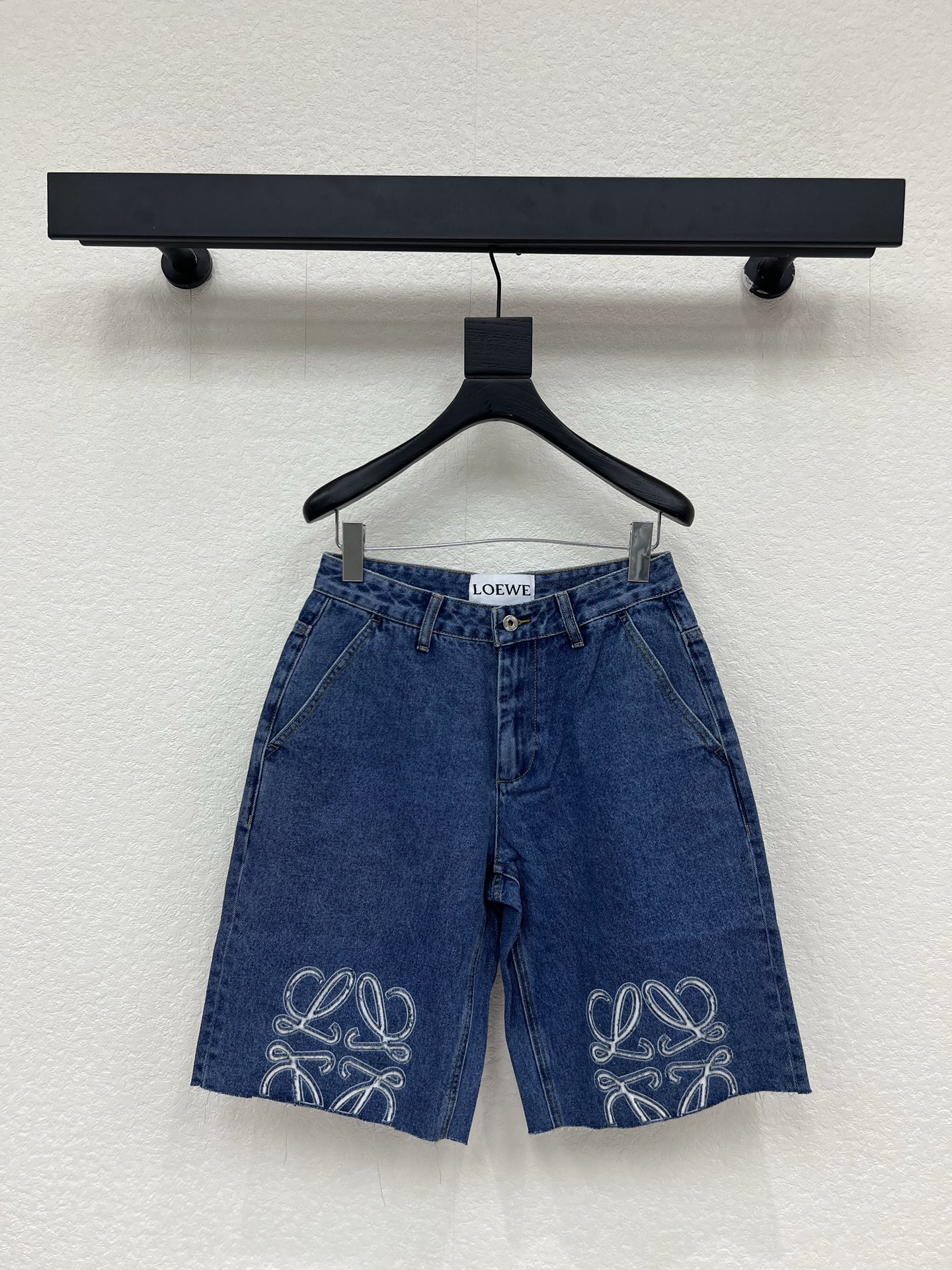 NO:834890,Loew*26's new three-quarter denim shorts are all-purpose and versatile. The knees are decorated with contrasting color Anagram hollow design. The denim shorts fashionistas who have been asked about it must not miss it! A simple vest/short-sleeved T-shirt can easily create a personal fashion casual high-waisted five-quarter pants version. This pair of jeans is really highly recommended. The version is so good-looking. It is versatile and comfortable to wear. It is especially recommended for sisters who want to modify their thighs. They are very slim. No matter how tall or short they are, they are friendly and feel invincible. The quality is super nice.  An absolute ceiling-level must-have item for spring and summer, worthy of all sisters. Sizes 34/36/38/40, loewe, shorts, jeans, T-shirt, tees, t-shirt,19860909Loew*26新款五分牛仔短裤万能百搭裤辣膝盖上饰有对比色 Anagram 镂空设计 被问爆的牛仔短裤时髦精们绝对不能错过的呀!一件简单的背心/短袖T恤就可以轻松打造出个人时尚休闲风高腰五分裤版型这条牛仔裤真的是强烈推荐版型太好看啦 百搭舒服好穿特别推荐想修饰大腿的姐妹很显瘦 无论高矮胖瘦都很友好手感无敌品质超级nice 绝对天花板级别的春夏必备单品,值得所有姐妹拥有 尺码34/36/38/40,,loewe,shorts,jeans,T-shirt,tees，t-shirt,,Women's clothing