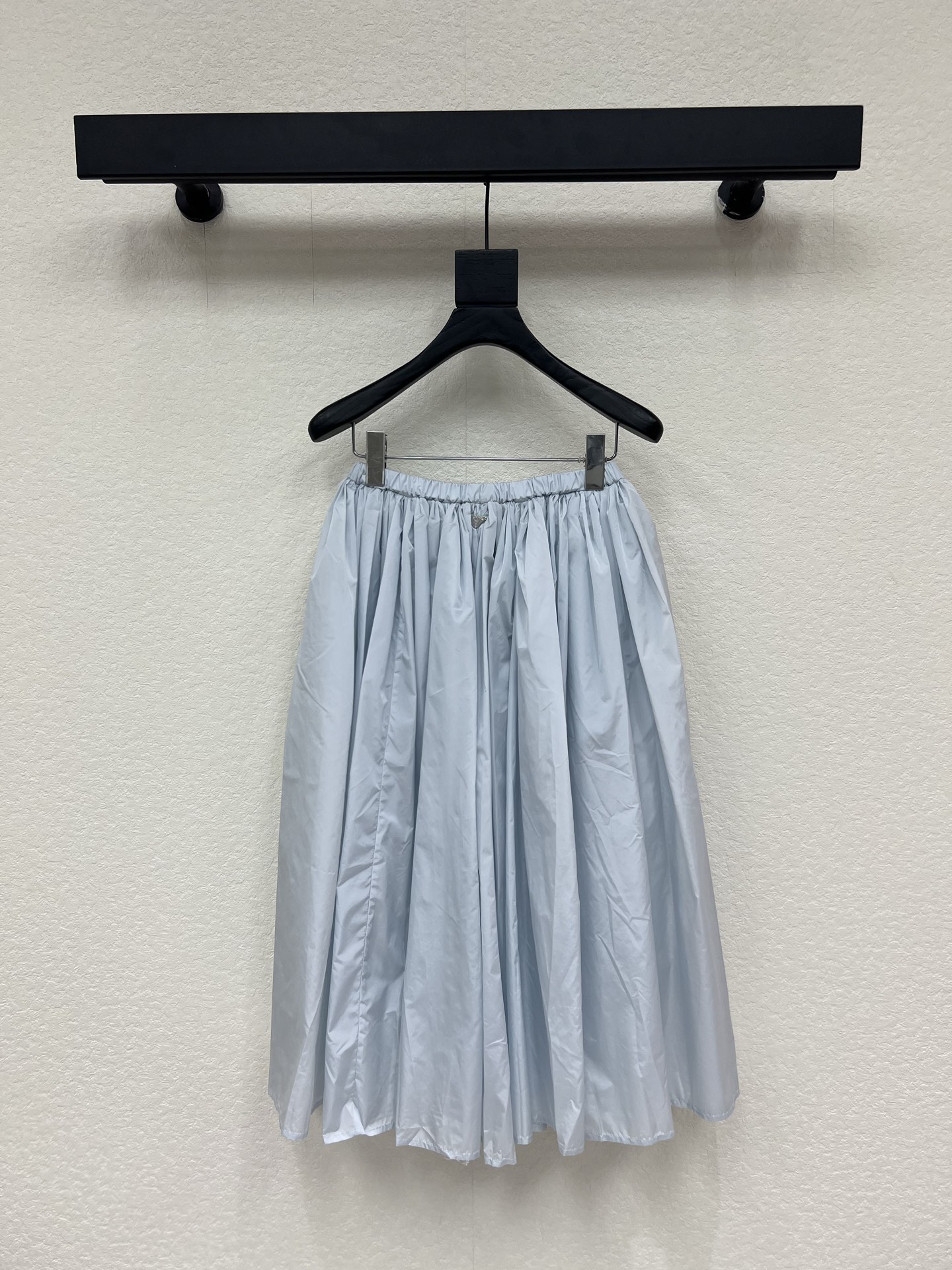 NO:834894,*26 New nylon pleated skirt Ice blue technical nylon fabric Branded triangle logo on the back waist Adjustable drawstring elastic waist Pleated silhouette hem Unlined Mid-length Versatile with all SML,,skirts,19860909*26新品尼龙百褶半身裙 冰蓝色科技尼龙面料 后腰饰品牌标识三角徽标 可调节抽绳弹力腰围 百褶廓形下摆 无里衬 中长款 百搭所有 SML,,skirts,,Women's clothing