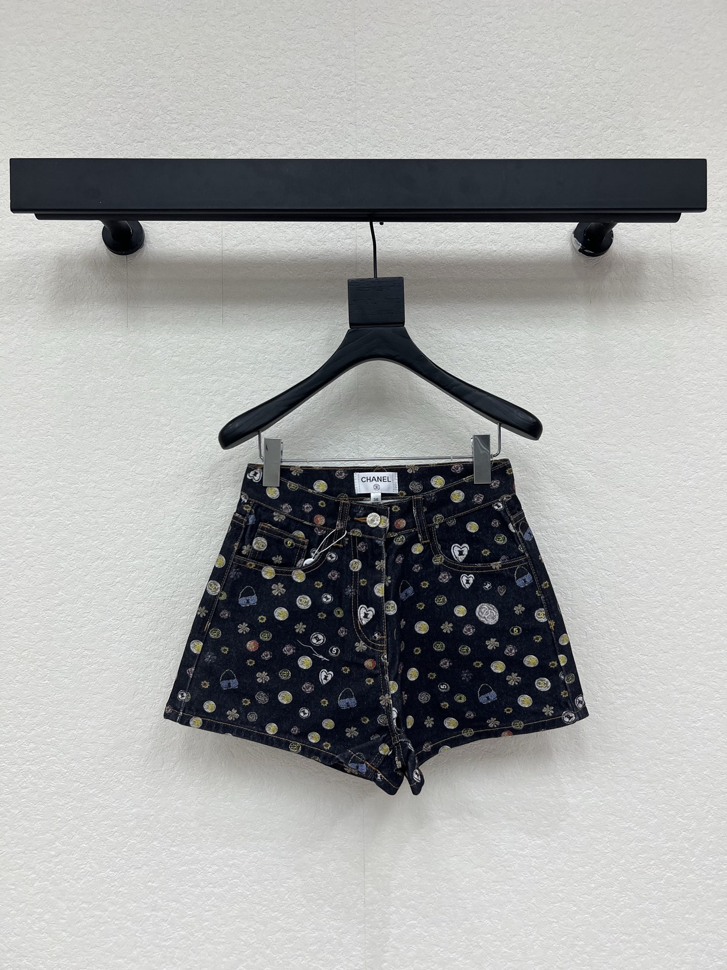 NO:834900,Chane*26 new high-end handmade workshop series new graffiti denim shorts!  Based on classic denim fabric, it is covered with exquisite and small colorful patterns, which look like artistic brushstrokes, adding a smart and playful feel to the tough denim. The high-waist design fits the waistline, optimizes the body proportions, shows elegance and casualness, and can easily adapt to a variety of styles. It is a dazzling item to create a fashionable look. SML,,chanel,shorts,19860909Chane*26新款高级手工坊系列新款 涂鸦牛仔短裤！以经典牛仔面料为基底,布满精致小巧的彩色图案,似艺术笔触洒落,为硬朗牛仔增添灵动俏皮感.高腰设计贴合腰线,优化身材比例,彰显优雅随性,轻松适配多种风格穿搭,是打造时尚造型的亮眼单品.SML,,chanel,shorts,,Women's clothing