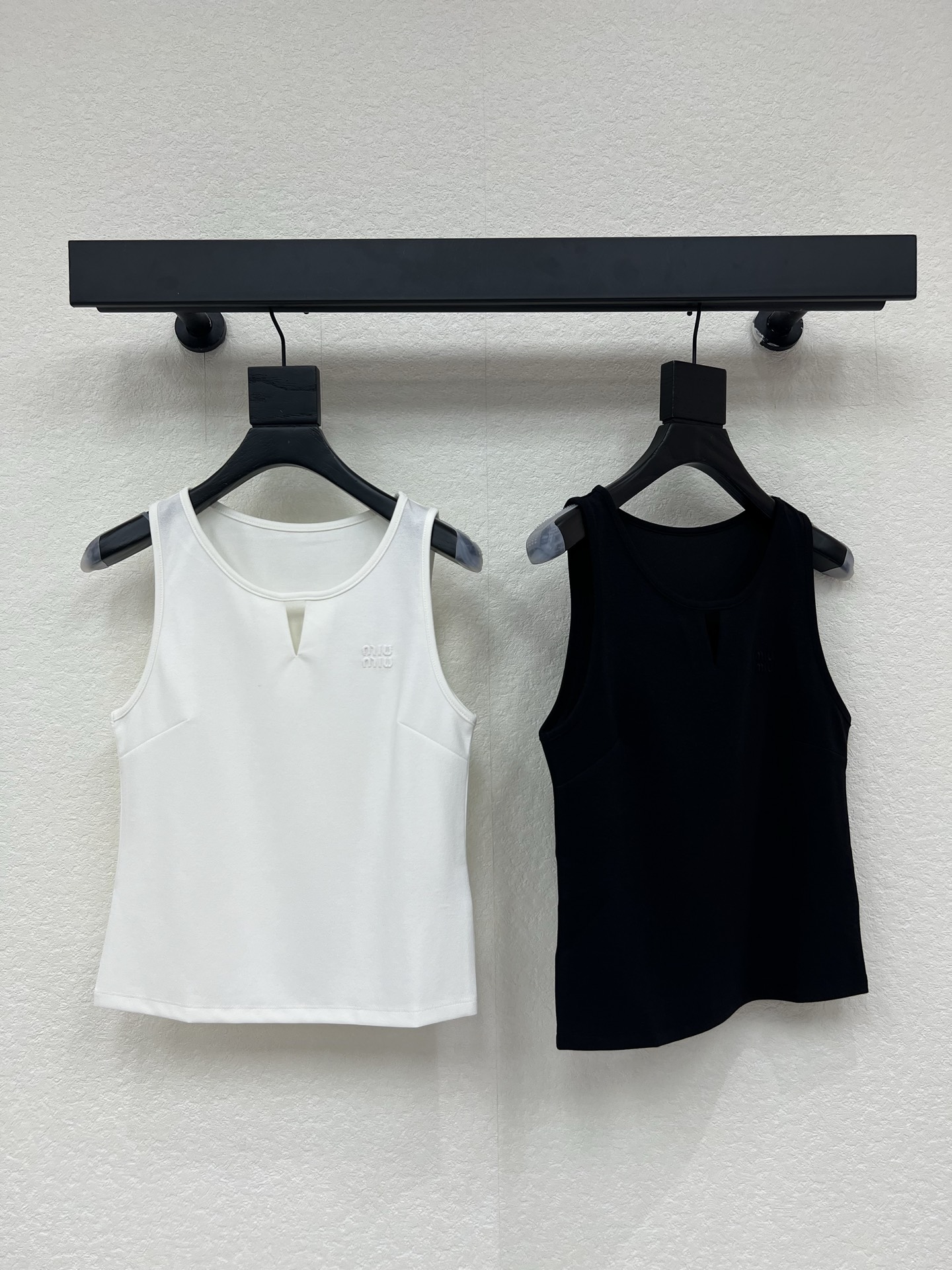 NO:834921,Miumi*26 new small letter embroidered sleeveless vest. Made of light, soft and breathable Tencel cotton fabric. Super comfortable to wear in summer. Round neck + small slit design. Simple and detailed. No matter the figure. Easy to control for daily commuting, sports and leisure. Versatile. Suit or casual. It is ok. Easily switch styles. SML,,miumiu,business suit,19860909Miumi*26新款小字母刺绣无袖背心 采用轻盈柔软透气天丝棉面料 夏季穿超舒服 圆领+小开叉设计 简约又有细节感 不挑身材 日常通勤 运动 休闲都能轻松驾驭 百搭 随便配 西装或都很ok 轻松切换风格 SML,,miumiu,business suit,,Women's clothing