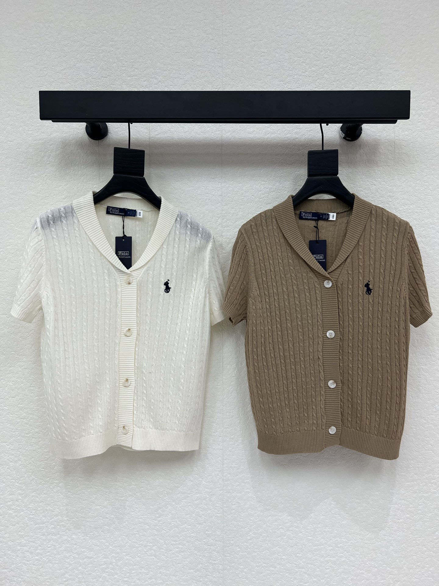 NO:832920,Ralph laure*Raff polo*26 spring and summer new twist knitted short-sleeved cardigan!  Customized cotton wool knitted yarn material, soft and skin-friendly, whole-body twist texture, full placket button design, easy to put on and take off, high-end, simple and detailed. The pony embroidery on the chest is very recognizable. The regular version is slim but not tight. It is versatile and does not choose your figure. A must-have for daily wear!  SML,,loro piana,T-shirt,19860909Ralph laure*拉夫polo*26春夏新款麻花针织短袖开衫！定制棉毛针织纱线材质 柔软亲肤 通体麻花纹理全开襟纽扣设计 穿脱方便 高级简约又有细节感 胸前小马刺绣超有辨识度 常规版型显瘦不紧绷 百搭不挑身材 日常穿搭必备！SML,,loro piana,T-shirt,,Women's clothing