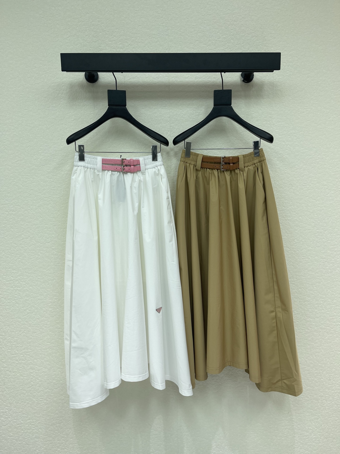 NO:838323,Prad*26 new spring and summer high-waisted A-line skirt, drapey fabric + belt buckle, simple and detailed!  The high-waisted double-button design raises the waistline, the A-line hem is super slim, modifies the leg shape, and brings a sense of relaxation when walking~ The fabric is breathable and not stuffy, making it super comfortable to wear in spring and summer. The triangle logo details enhance the texture. Pair it with a white shirt or sweater, and you can easily get a low-key and noble style. It is perfect for commuting, citywalking, and taking photos. SML, prada, skirts, shirts,19860909Prad*26春夏新款高腰A字半裙,垂坠感面料+皮带扣,简约又有细节感！高腰双扣设计拉高腰线,A字大摆超显瘦,修饰腿型,走路自带松弛感～面料透气不闷,春夏穿超舒服.三角标细节提升质感,搭配白衬衫或针织衫,轻松get低调显贵风,通勤、citywalk、拍照都很出片SML,,prada,skirts,shirts,,Women's clothing