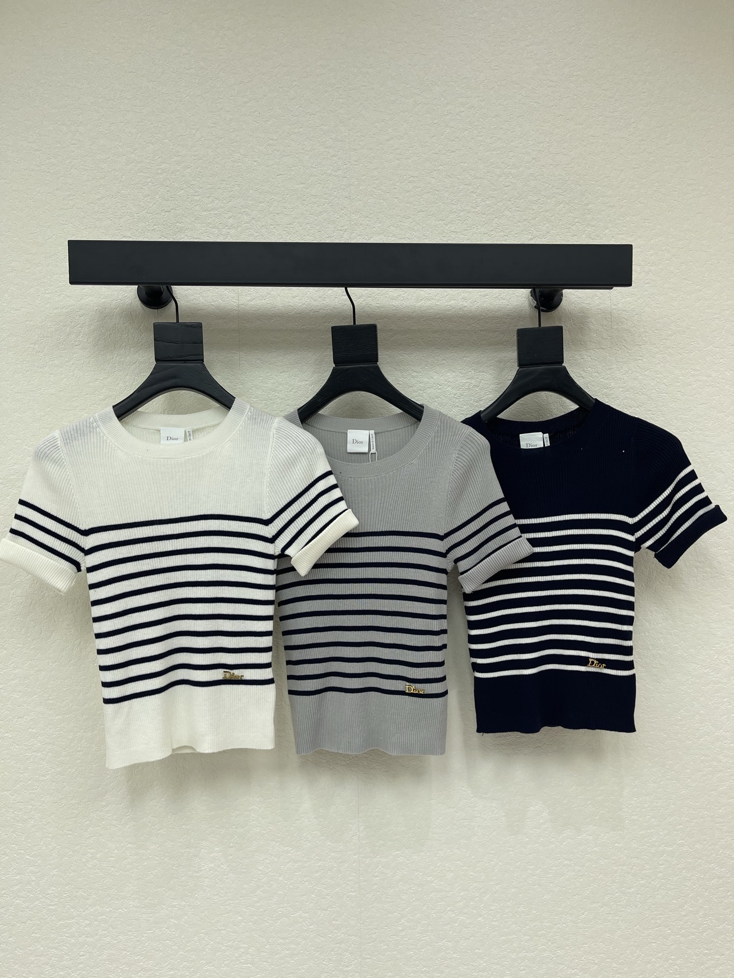 NO:836263,Dio*26 new round neck striped knitted short sleeves!  Customized silk wool yarn weaving, high-end and comfortable texture, round neck and short-sleeved tailoring, letter hardware on the waist and side, highlighting the brand personality and highlighting the high-end sense of the outfit. The stripes below the chest are intertwined with contrasting colors. The slim-fitting style is elastic and elastic, making the outfit more relaxed and stylish. Light luxury and fashionable temperament!  SML,,dior,T-shirt,19860909Dio*26新款圆领条纹针织短袖！定制丝毛纱线织造 质感高级舒适 圆领短袖剪裁 腰侧字母五金 彰显品牌个性 凸显穿搭高级感 胸口以下条纹撞色交织 修身版型弹性松紧更显精致 穿搭尽显松弛调性 轻奢时髦气质！SML,,dior,T-shirt,,Women's clothing