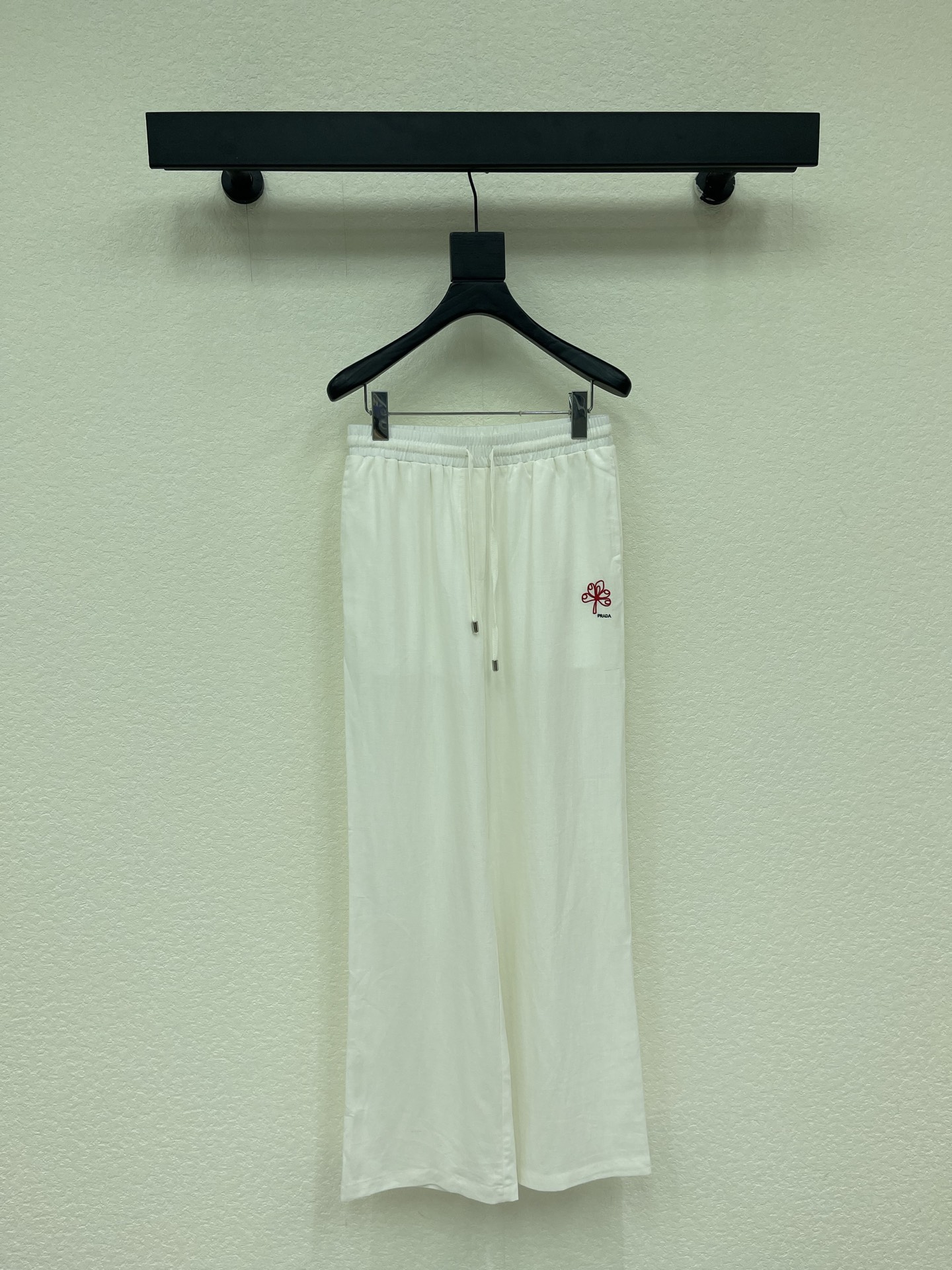NO:838346,Prad*26 new white drawstring wide-leg casual pants. Made of linen blended fabric. Elastic waist + drawstring design. Suitable for all body types. Easy to put on and take off. Simple red embroidery on the pants body. Perfect details. Wide-leg straight version. Modify the leg shape. Easily create a lazy literary style. Can be worn for daily commuting or casual wear. Very versatile with or without SML,, prada,19860909Prad*26新款白色抽绳阔腿休闲裤 采用亚麻混纺面料 松紧腰+抽绳设计 适合各种身材 穿脱也很方便 裤身简约红色刺绣 细节满分 阔腿直筒版型 修饰腿型 轻松打造慵懒文艺风 日常通勤 休闲都能穿 搭配或都很百搭 SML,,prada,,Women's clothing
