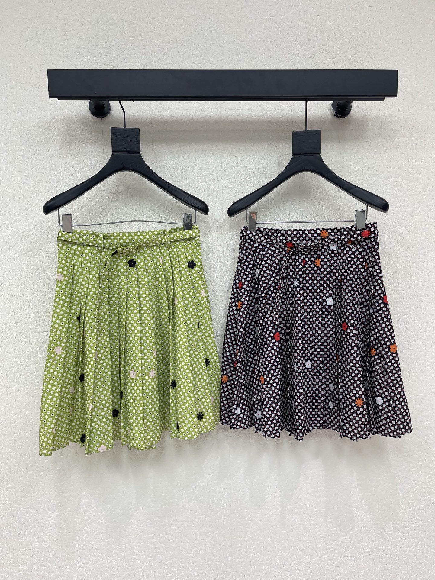 NO:834901,MM626 spring and summer series floral pleated skirt, black base fabric with red, orange and white flowers, retro and smart. Light fabric + pleated skirt, perfect drape and elegant waist design, comfortable and not body-conscious, easy to control in daily life or vacation. MM6 deconstructive style, experimental tailoring + material contrast, fashionable and artistic, it is the highlight of spring and summer wear. SML,,masion margiela,skirts,19860909MM626春夏系列碎花百褶半裙,黑色底布配红橙白小花 复古又灵动.轻盈面料+百褶裙摆,垂坠感和飘逸感满分 腰设计,舒适不挑身材,日常或度假都能轻松驾驭.MM6解构主义风格,实验剪裁+材质对比,时髦又有艺术感,是春夏穿搭亮点单品.SML,,masion margiela,skirts,,Women's clothing