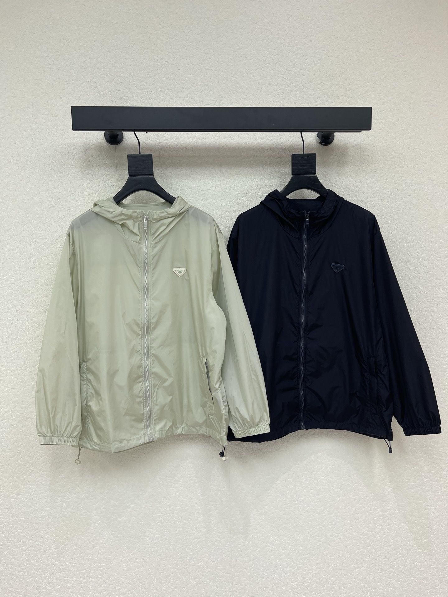 NO:837613,Prad*26 new triangle logo hooded jacket sun protection jacket. This jacket adopts hood + zipper + drawstring hem, which is practical and fits the body shape. The fabric is lightweight and suitable for outdoor activities such as hiking, cycling, mountaineering, etc., and can also be worn for daily commuting or traveling~SML,,prada,jackets & coats,jackets & coats,hats,19860909Prad*26新款三角标连帽夹克防晒外套.这款外套采用连帽+拉链+抽绳下摆,实用又贴合身形.面料轻便,适合徒步、骑行、登山等户外活动,也能日常通勤或旅行穿搭~SML,,prada,jackets & coats,jackets & coats,hats,,Women's clothing