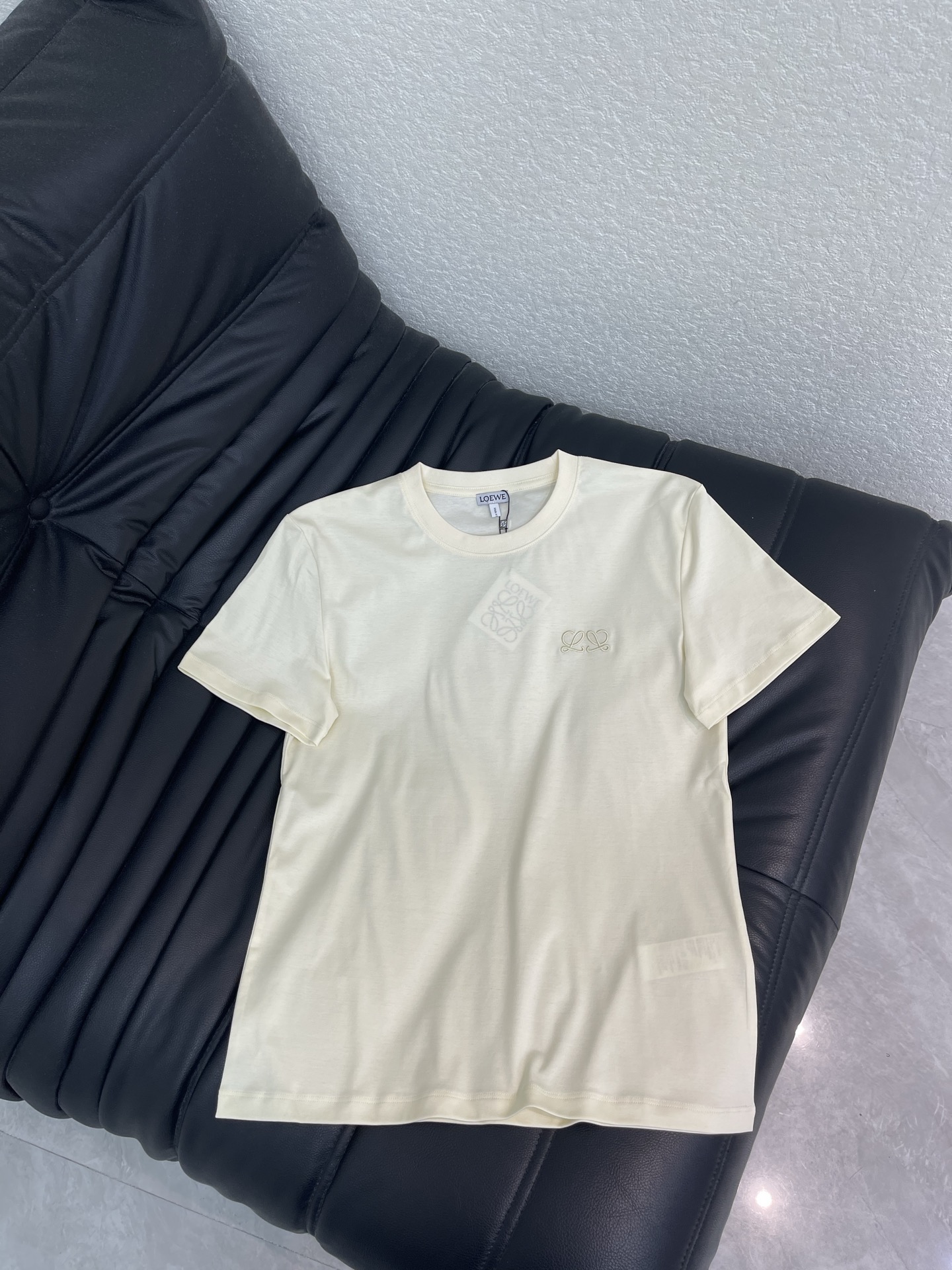 NO:833687,Loew*26 new spring and summer solid color logo embroidered short-sleeved T-shirt, mercerized fabric, high-density fashionable sports style, every daily wear, playful and age-reducing design elements full of vitality, high quality, sizes SML,,loewe,T-shirt,tees,t-shirt,19860909Loew*26春夏新款纯色logo刺绣短袖T恤 丝光面料 高密度时髦运动风 每个日常的穿搭 俏皮减龄充满元气的设计元素 高品质 尺码SML,,loewe,T-shirt,tees，t-shirt,,Women's clothing