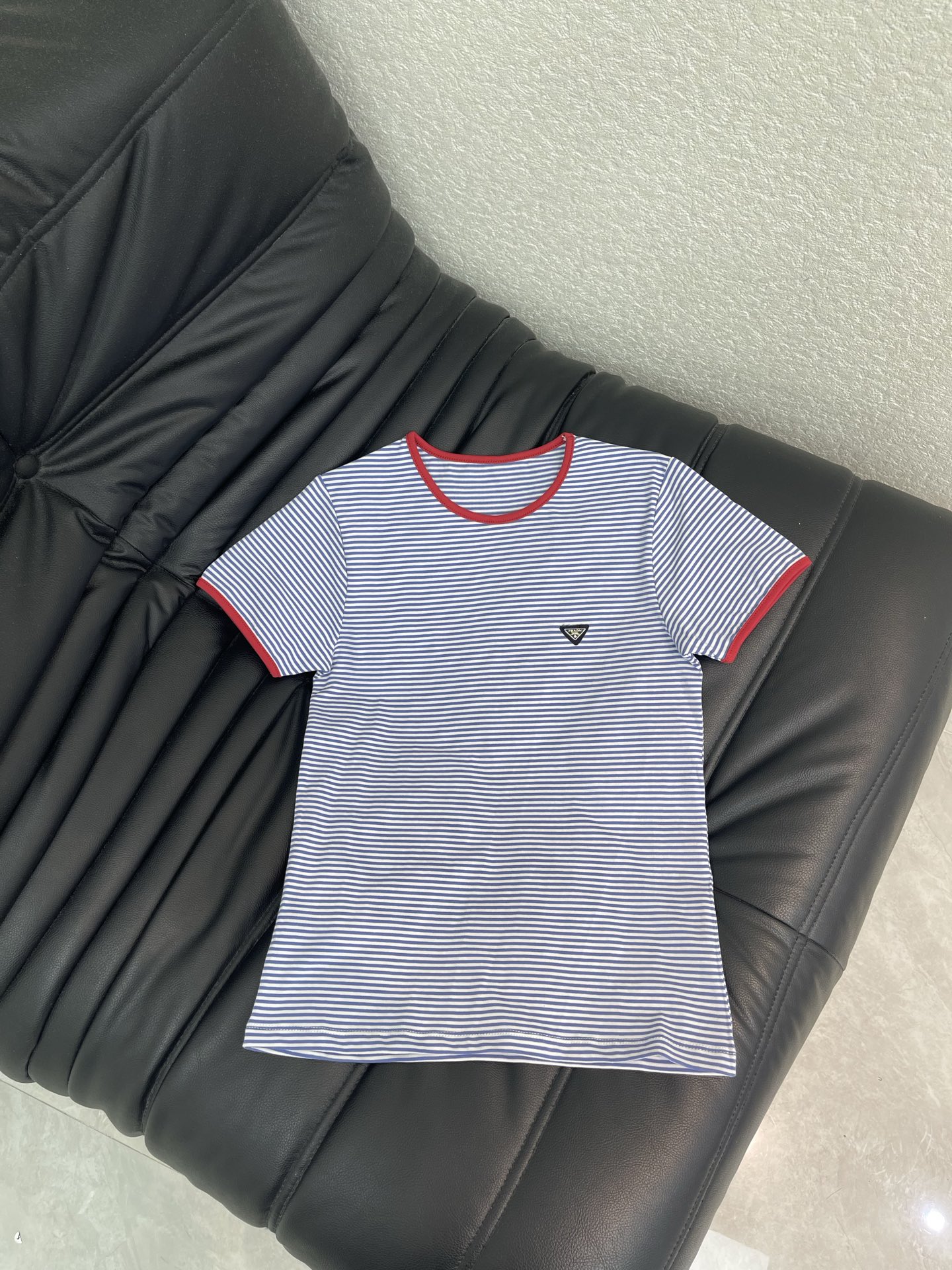 NO:836309,Prad*26 new spring and summer contrasting striped short-sleeved T-shirt with P family’s classic inverted triangle logo, giving you a high-end look that is instantly recognizable!  Blue and white pinstripes + contrasting red edging, retro and white, full of vitality, high elasticity and skin-friendly fabrics, the upper body is comfortable and not sweaty, slim and not tight, it can be easily controlled for daily commuting and leisure outings, simple but not simple design, easy to wear with a fashionable atmosphere!  SML,,prada,T-shirt,tees,t-shirt,19860909Prad*26春夏新款撞色条纹短袖T恤P家经典倒三角logo加持,一眼识别的高级感！蓝白细条纹+正红撞色包边,复古又显白,元气感拉满,高弹亲肤面料,上身舒适不闷汗,修身不紧绷,日常通勤、休闲出街都能轻松驾驭,简约不简单的设计,轻松穿出时髦氛围感！SML,,prada,T-shirt,tees，t-shirt,,Women's clothing